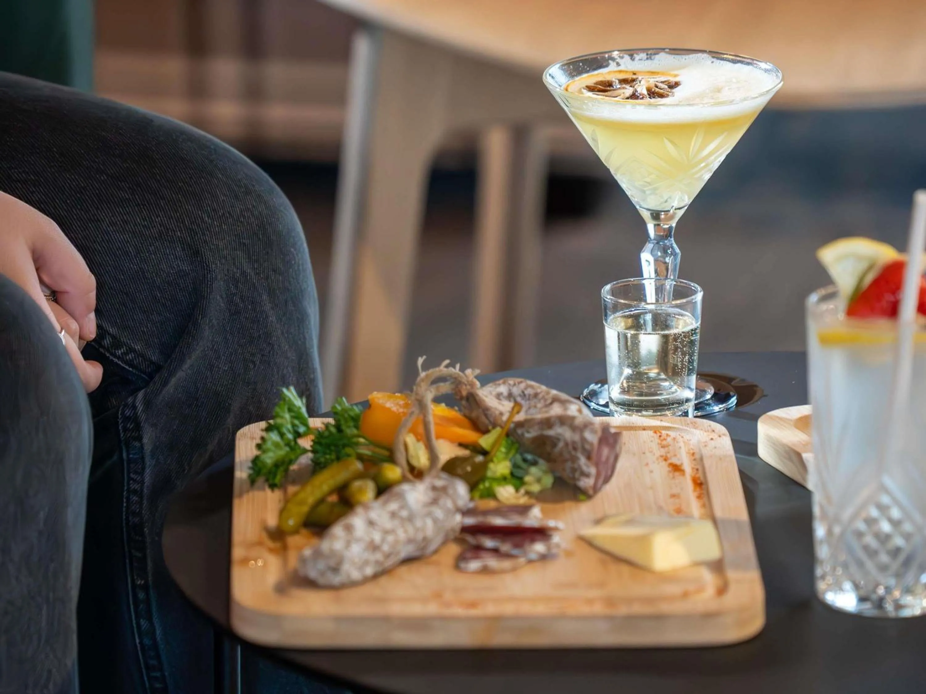 Lounge or bar in Novotel Rouen Sud Zenith Parc Expo