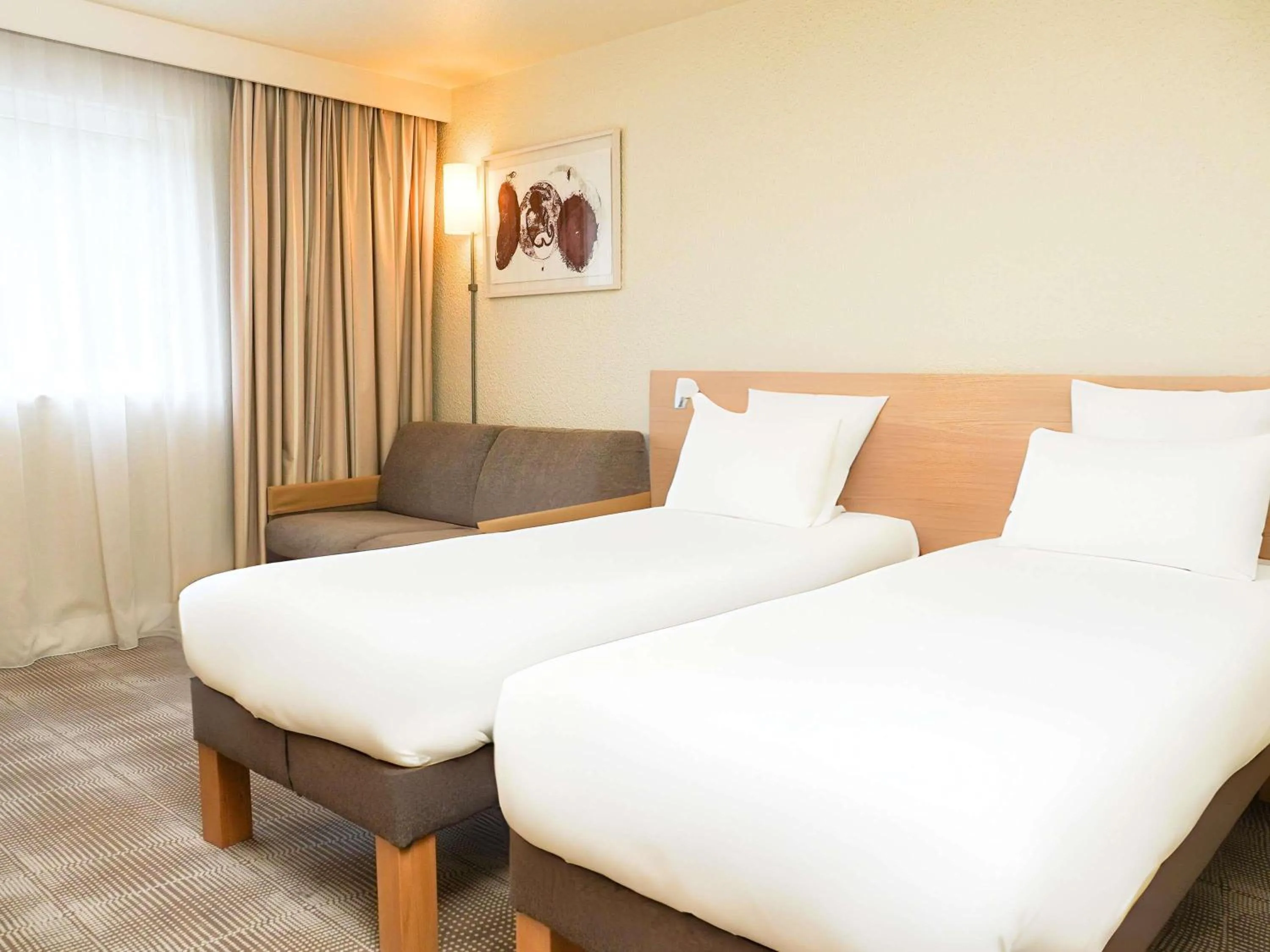 Bedroom, Bed in Novotel Rouen Sud Zenith Parc Expo