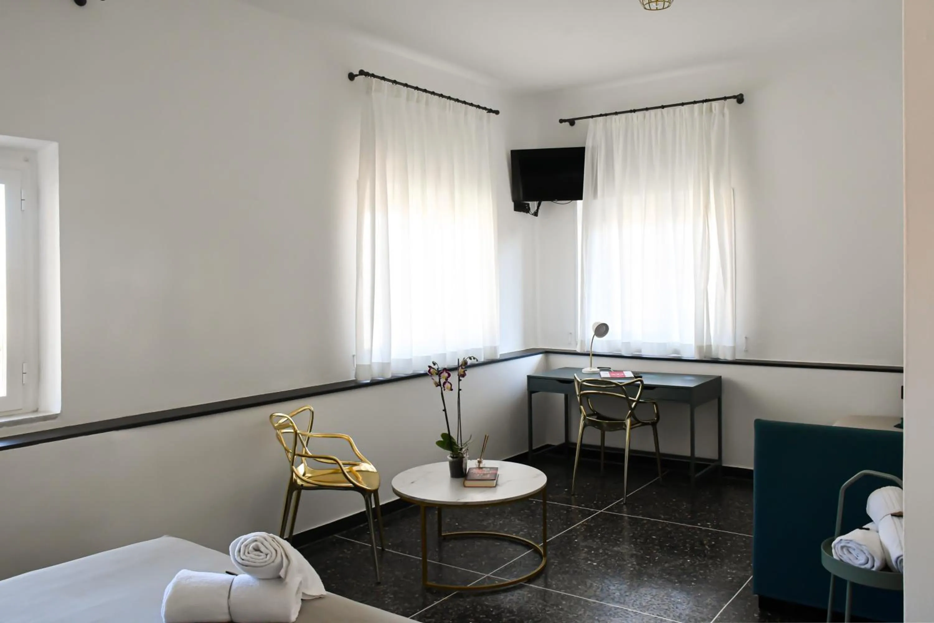 Seating area, Bed in Hotel Le Palme