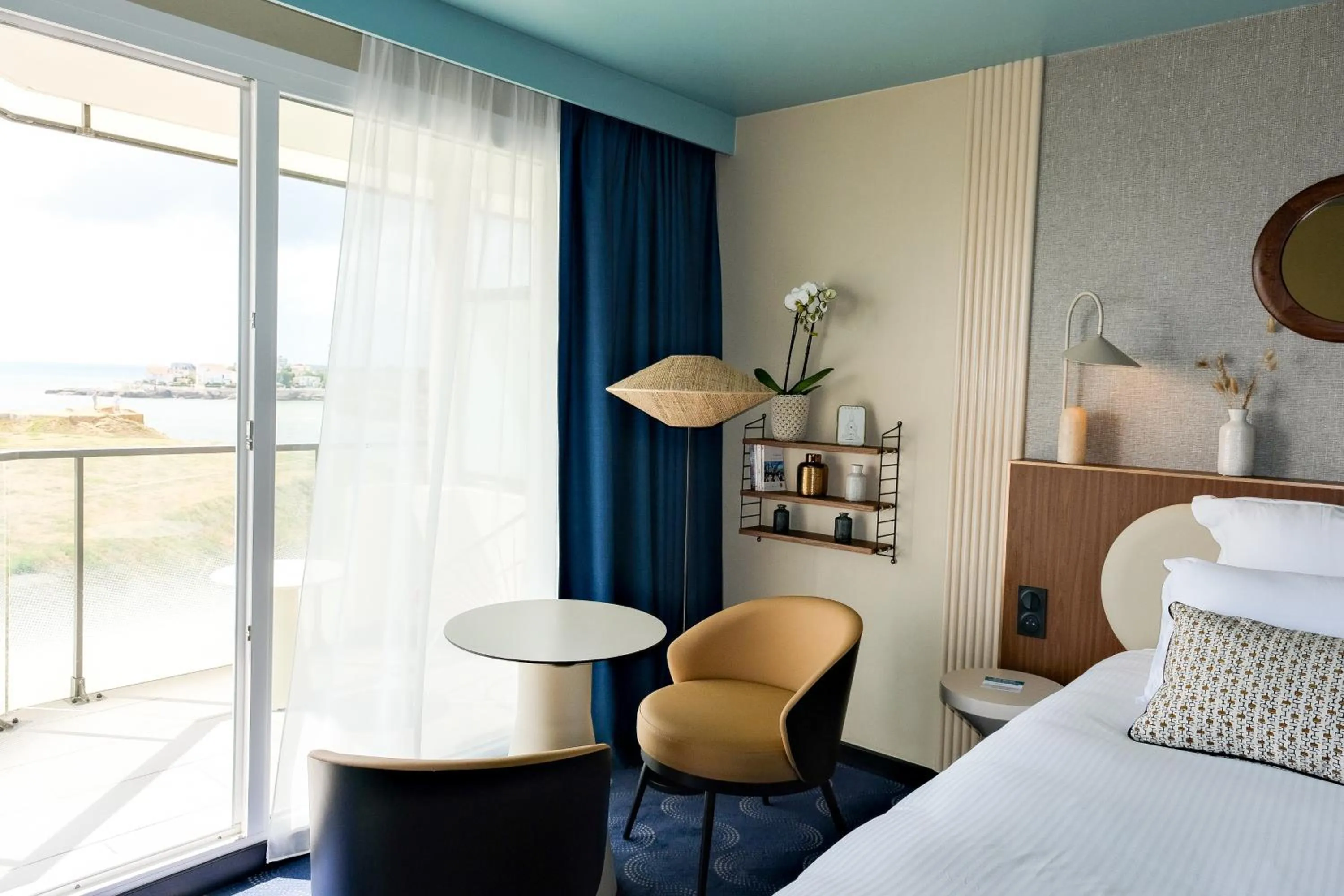 Balcony/Terrace, Bed in Thalazur Royan - Hôtel & Spa