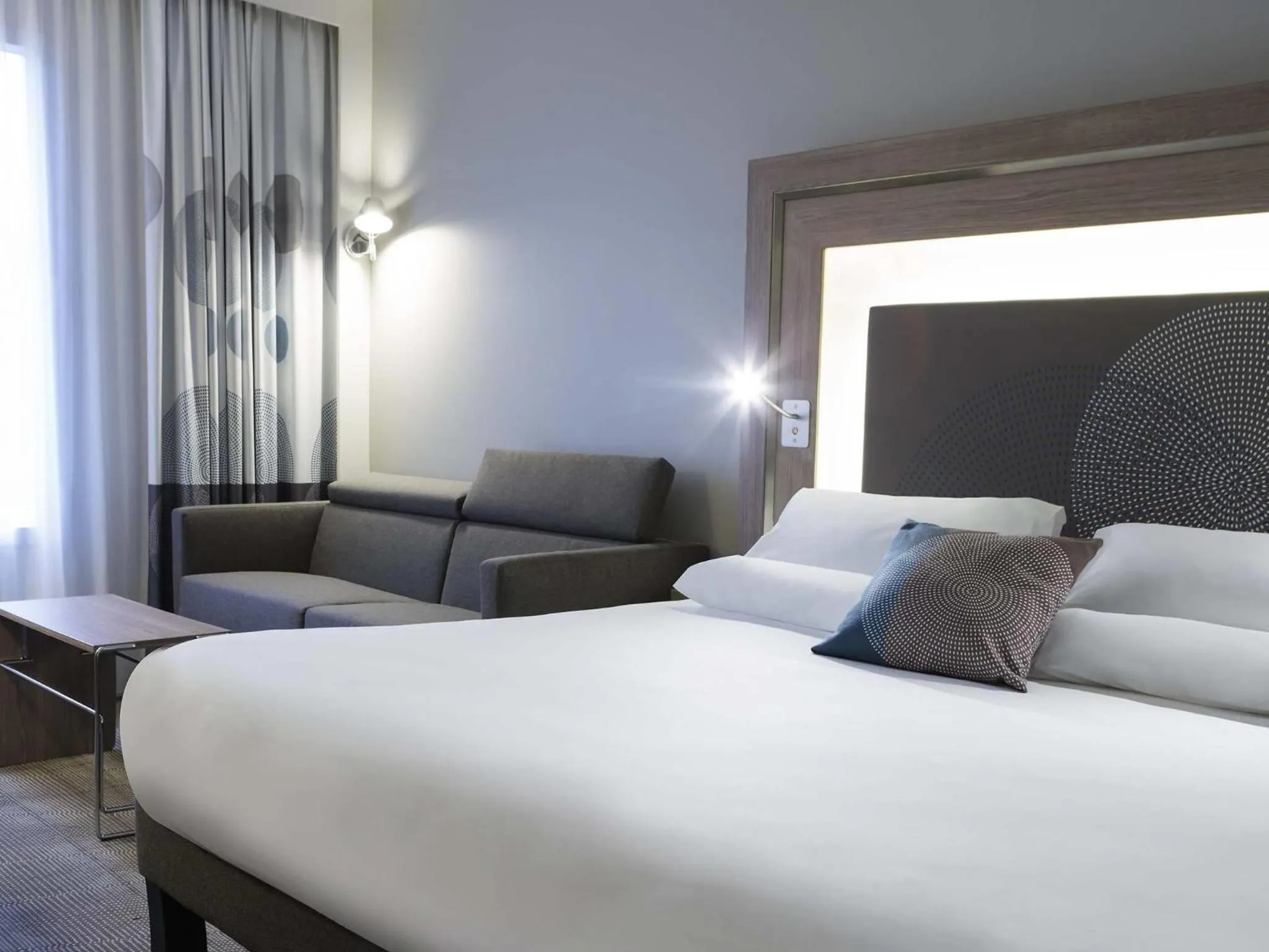 Bedroom, Bed in Novotel Château de Versailles