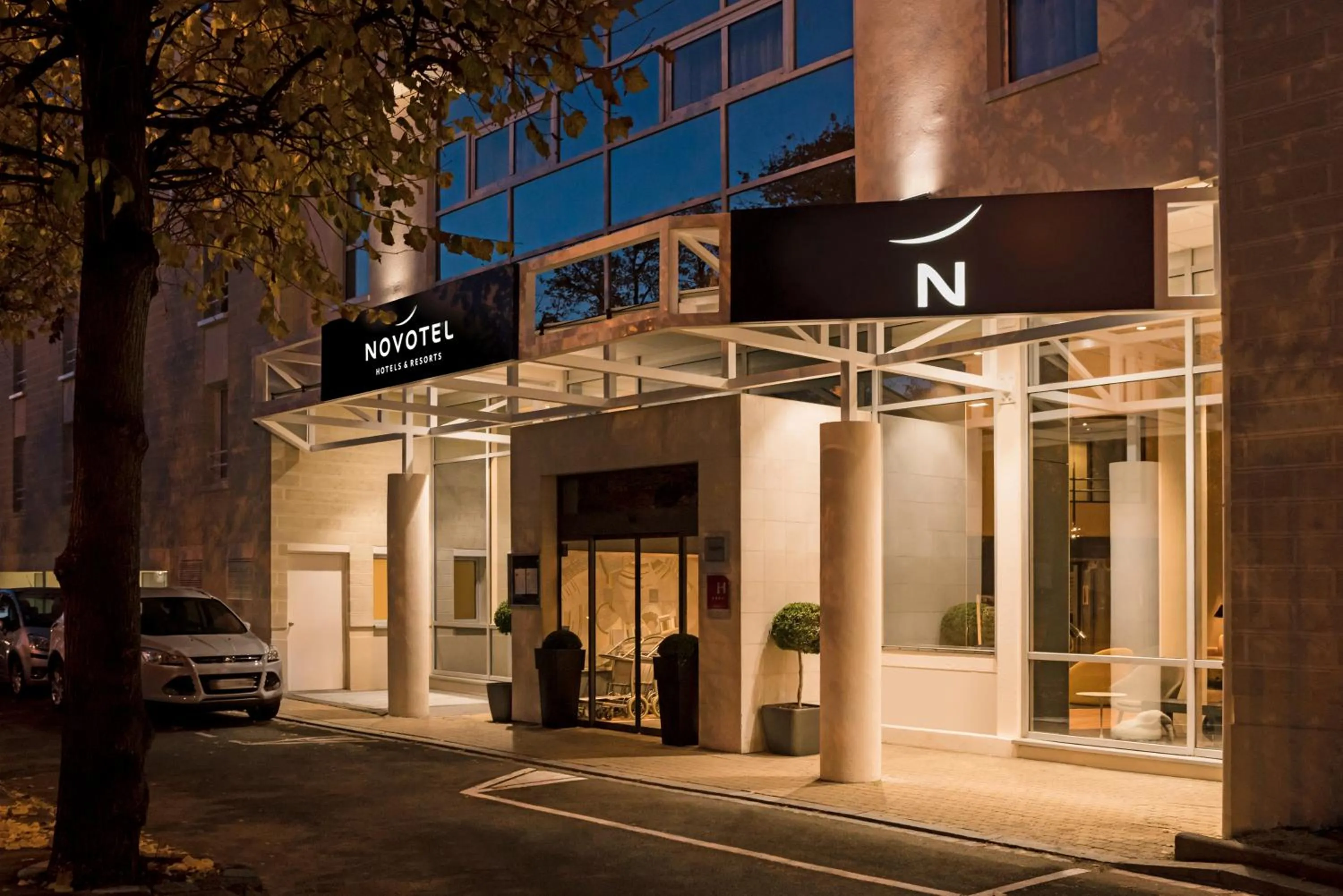 Facade/entrance in Novotel Château de Versailles