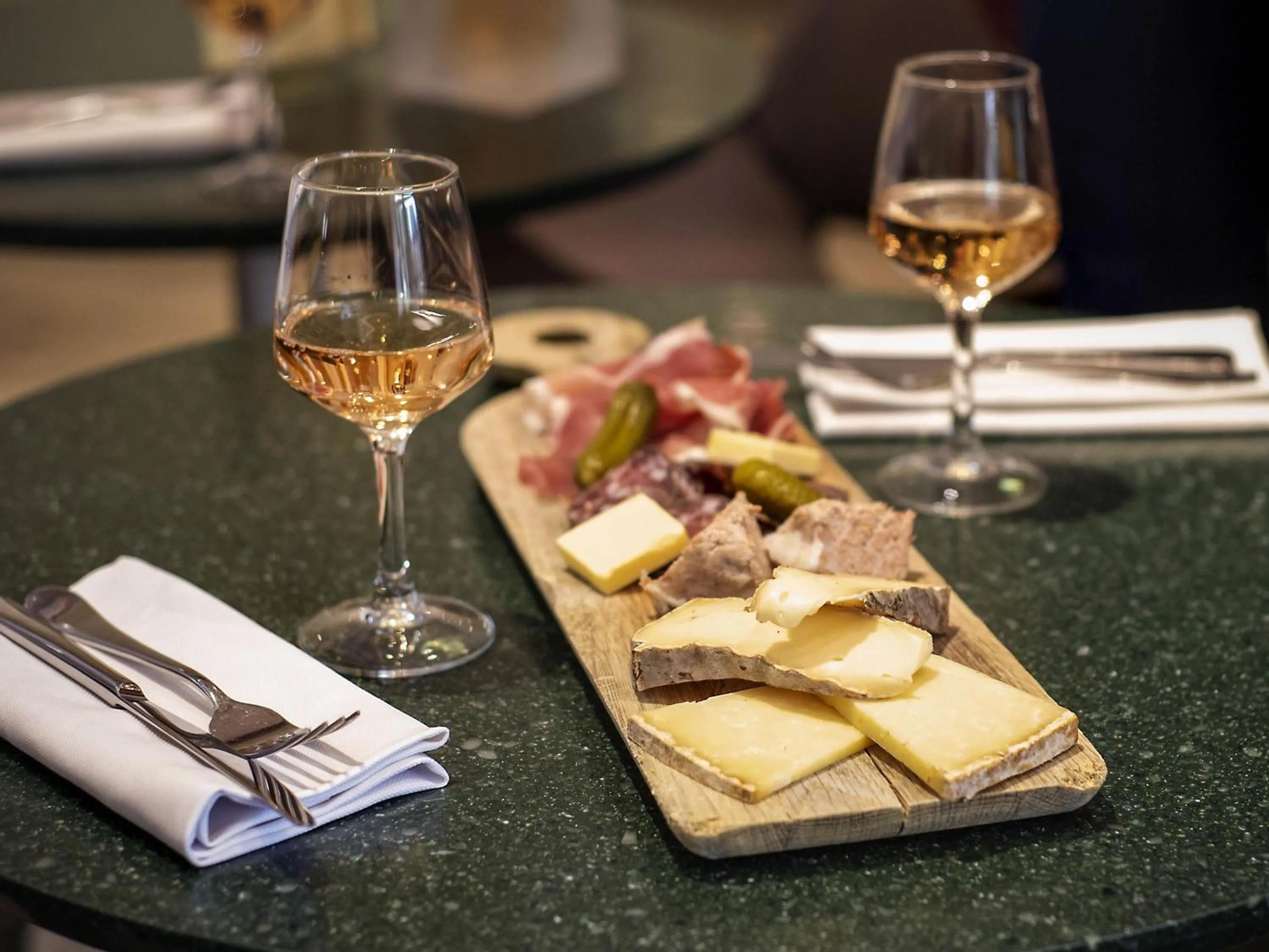 Lounge or bar in Novotel Clermont-Ferrand