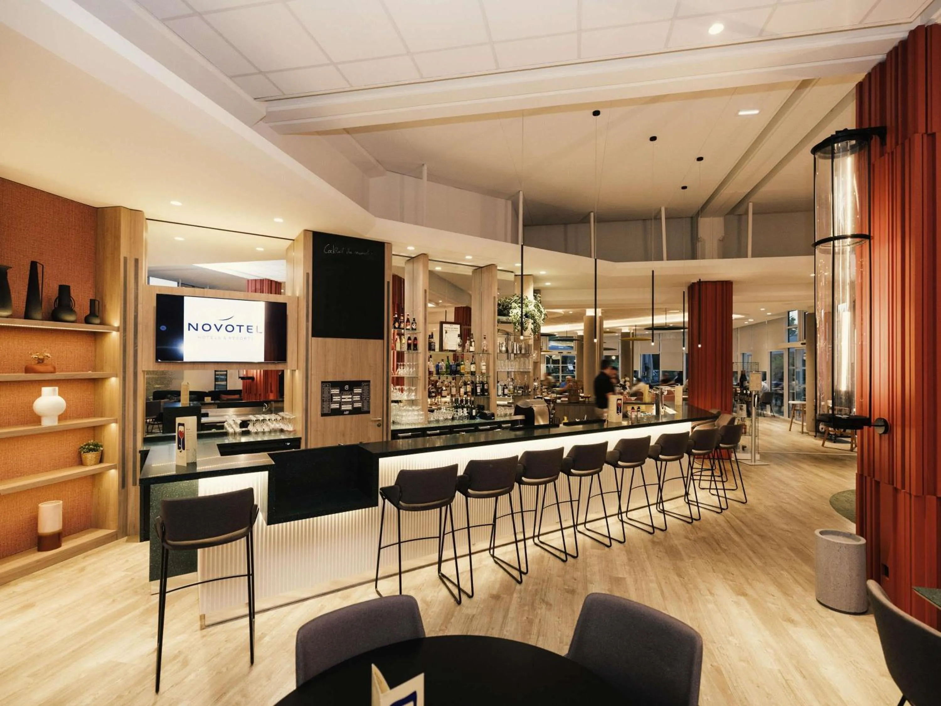 Lounge or bar in Novotel Clermont-Ferrand