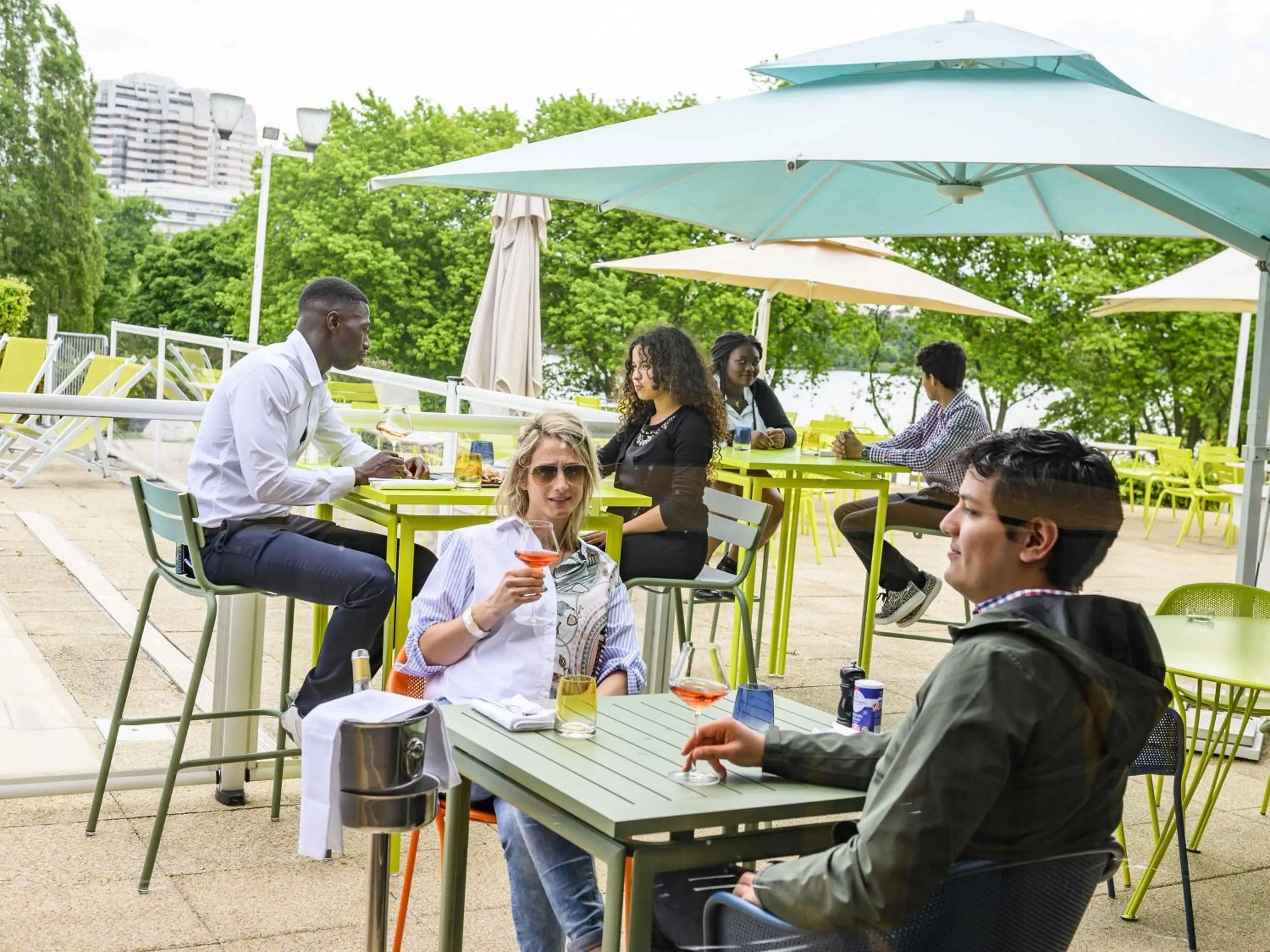 Restaurant/places to eat in Novotel Paris Créteil Le Lac