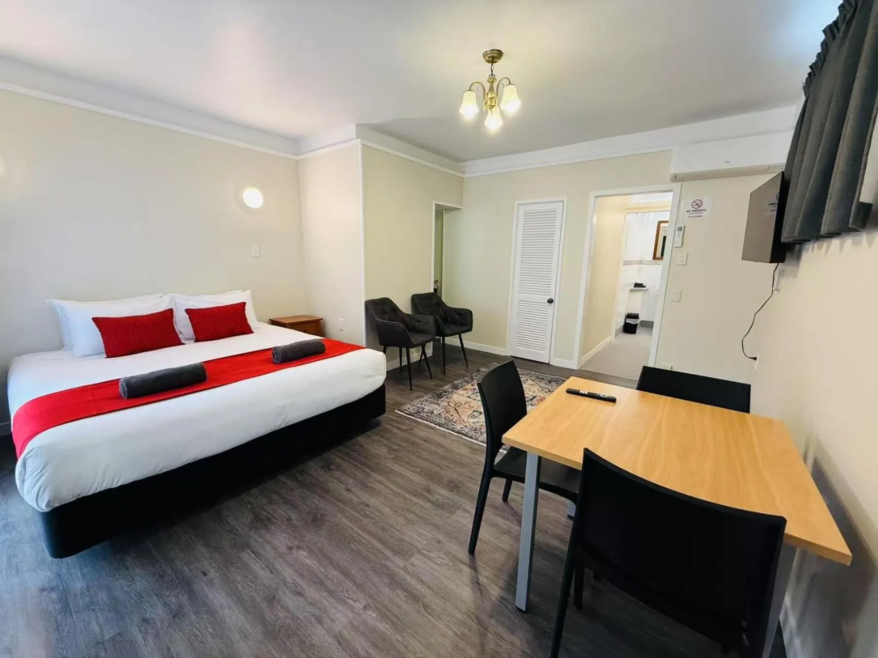 Bed in Colonial City Motel