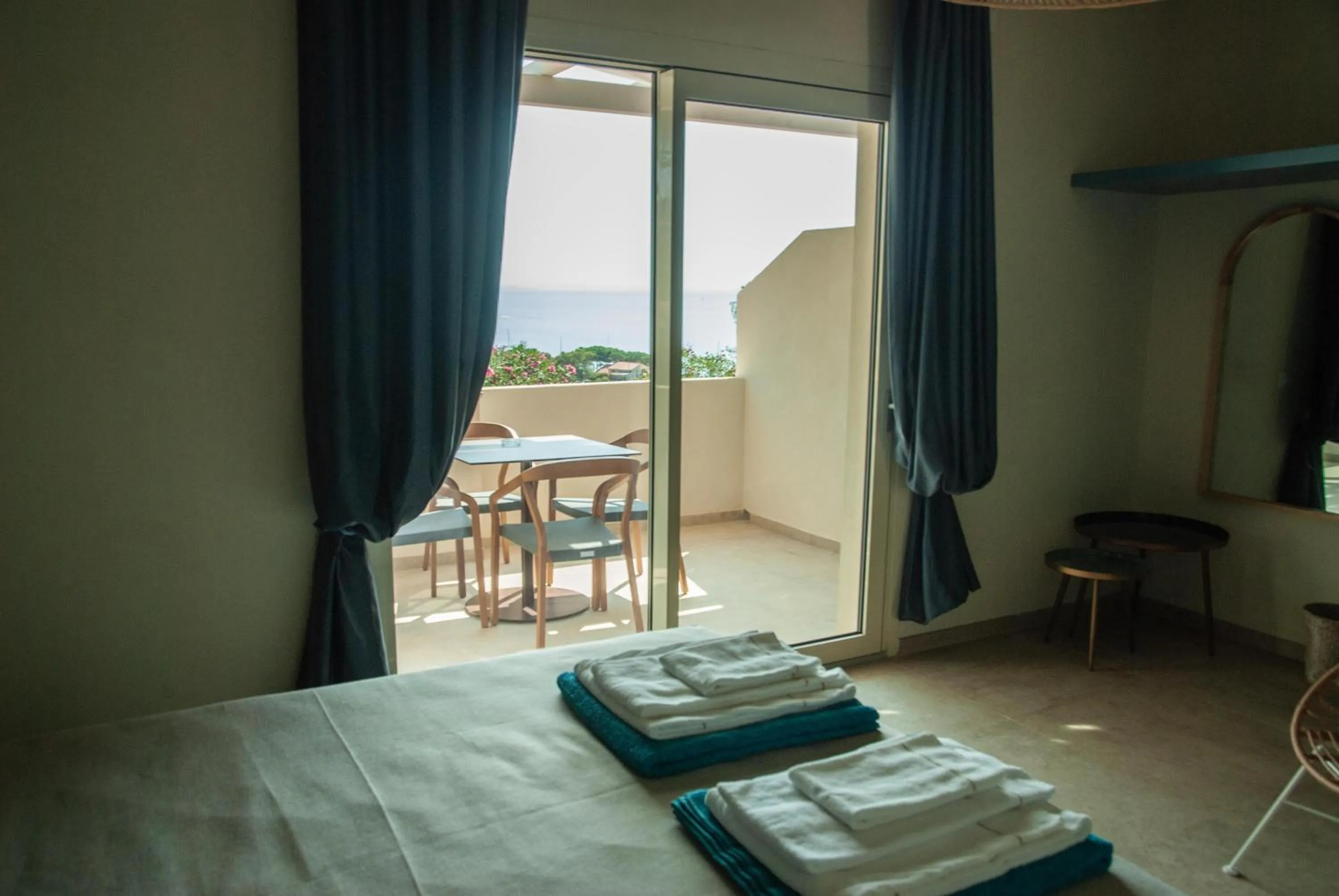 Balcony/Terrace, Bed in Resort Capo Bianco