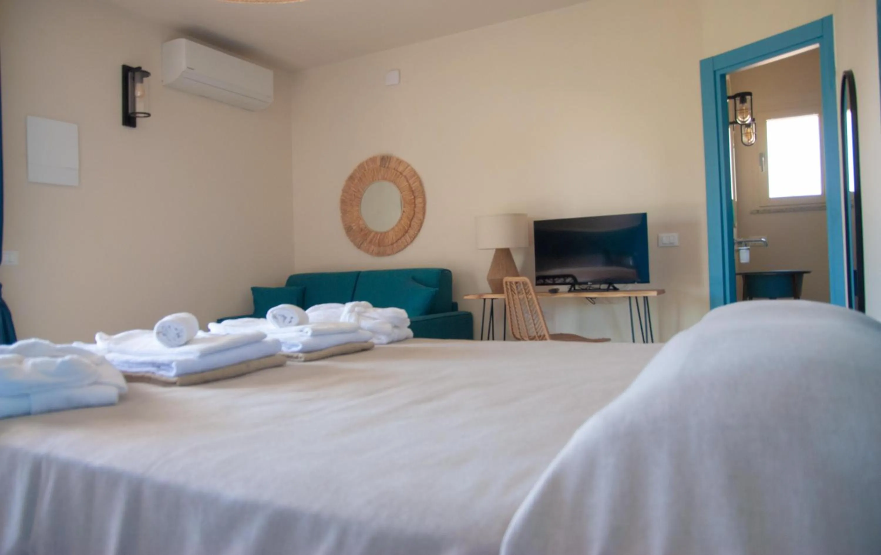 Living room, Bed in Resort Capo Bianco