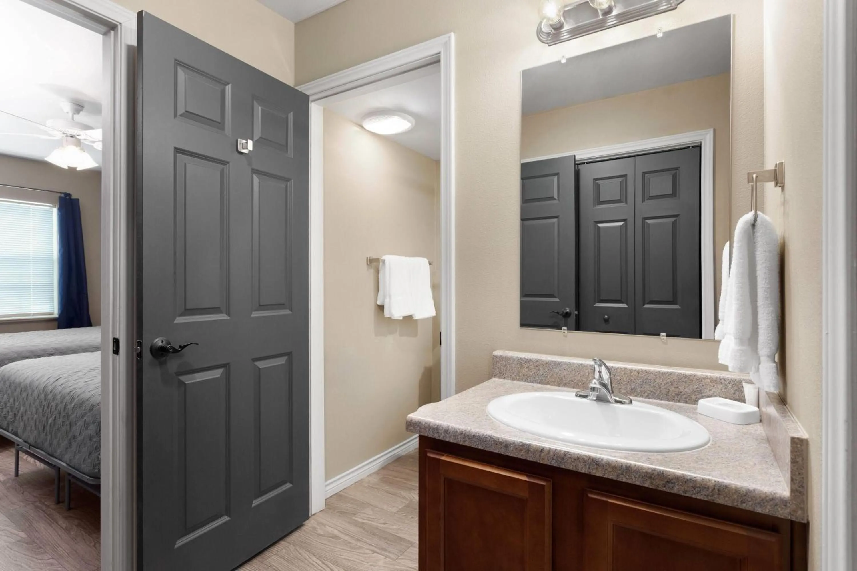 Bathroom, Bed in Eagle's Den Suites Andrews a Travelodge by Wyndham