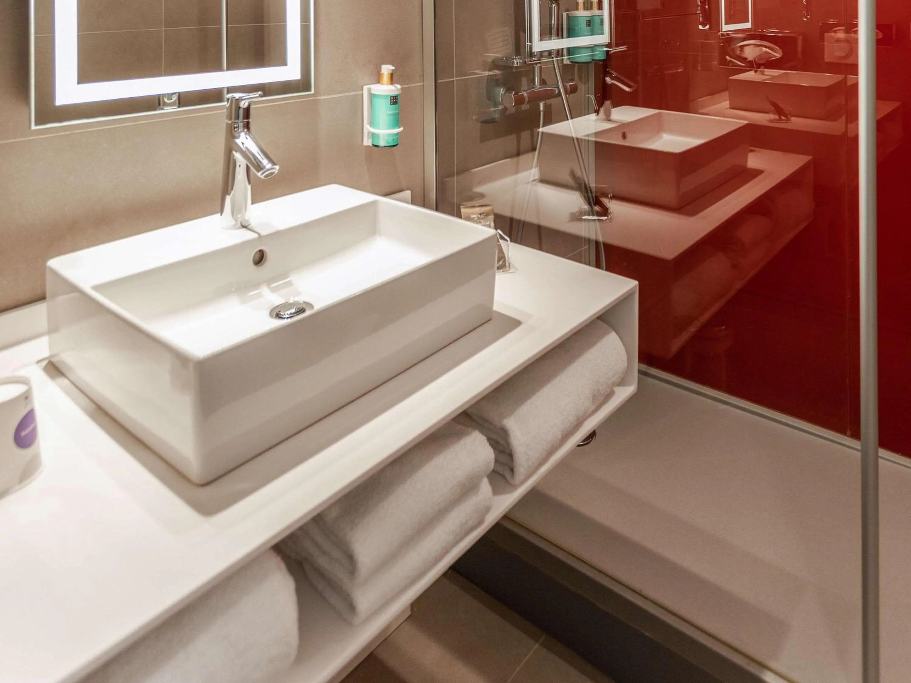 Bathroom in Novotel Valence Sud