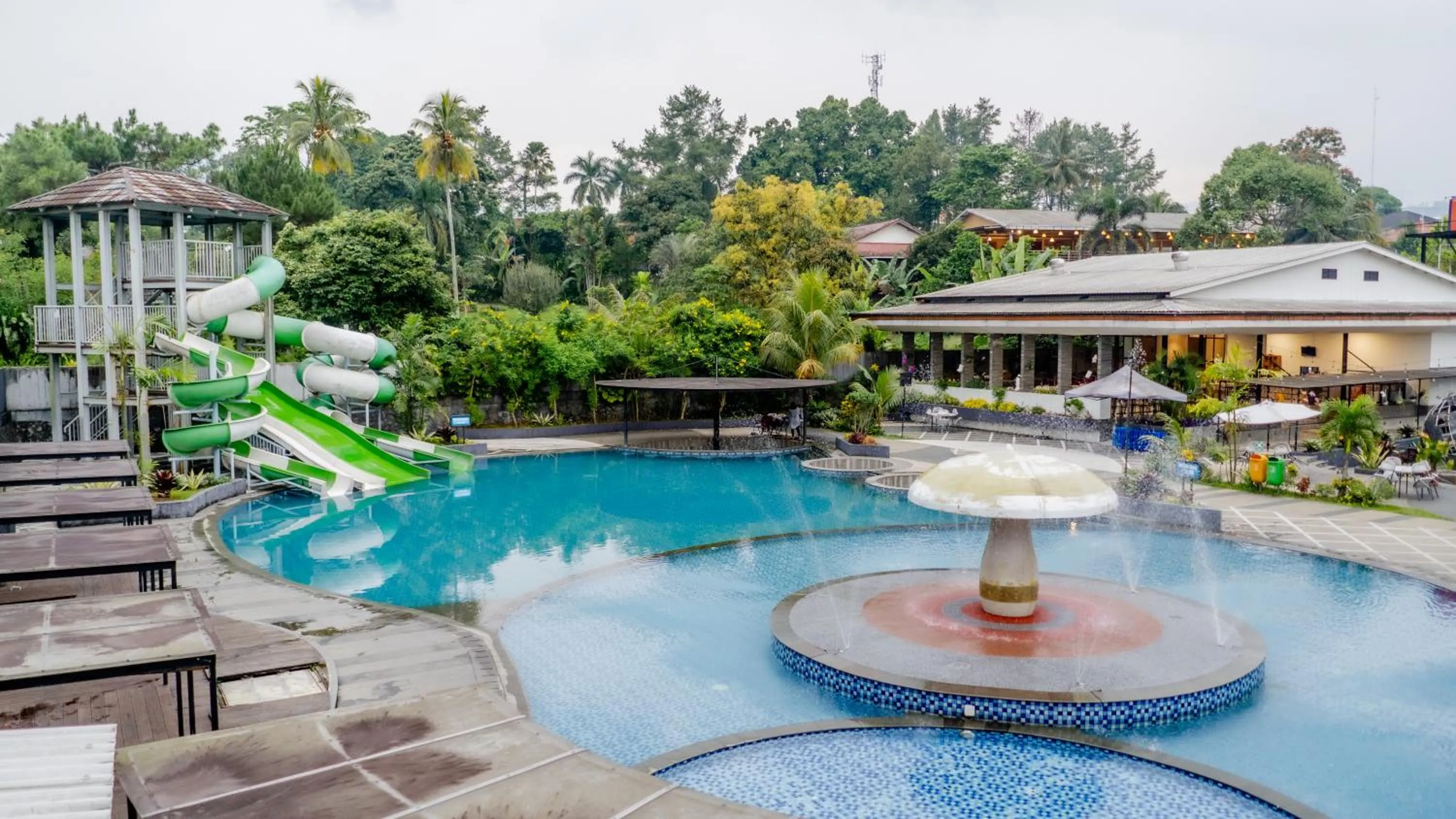 Swimming pool in HOTEL & WISMA BINTANG JADAYAT