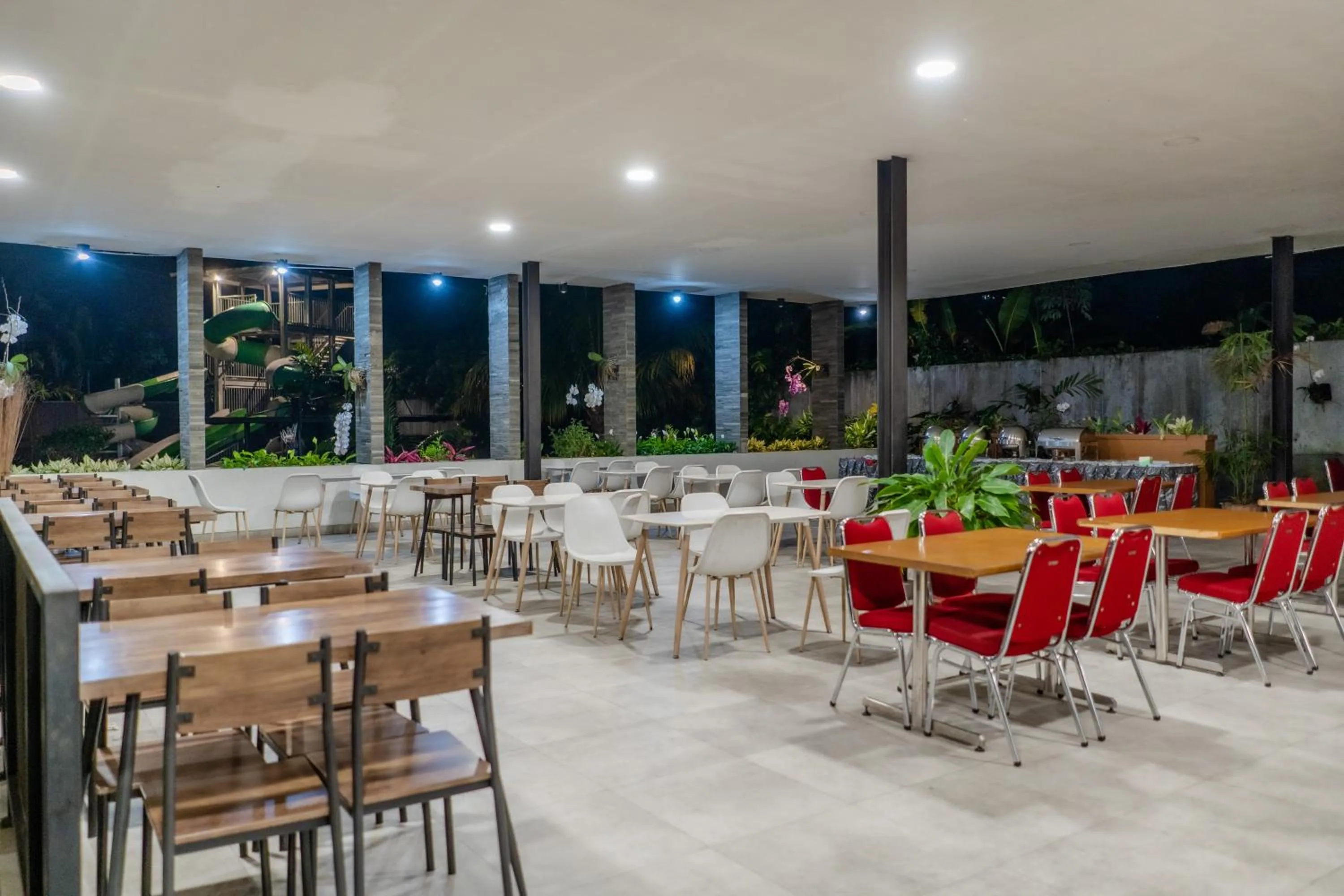 Restaurant/places to eat in HOTEL & WISMA BINTANG JADAYAT