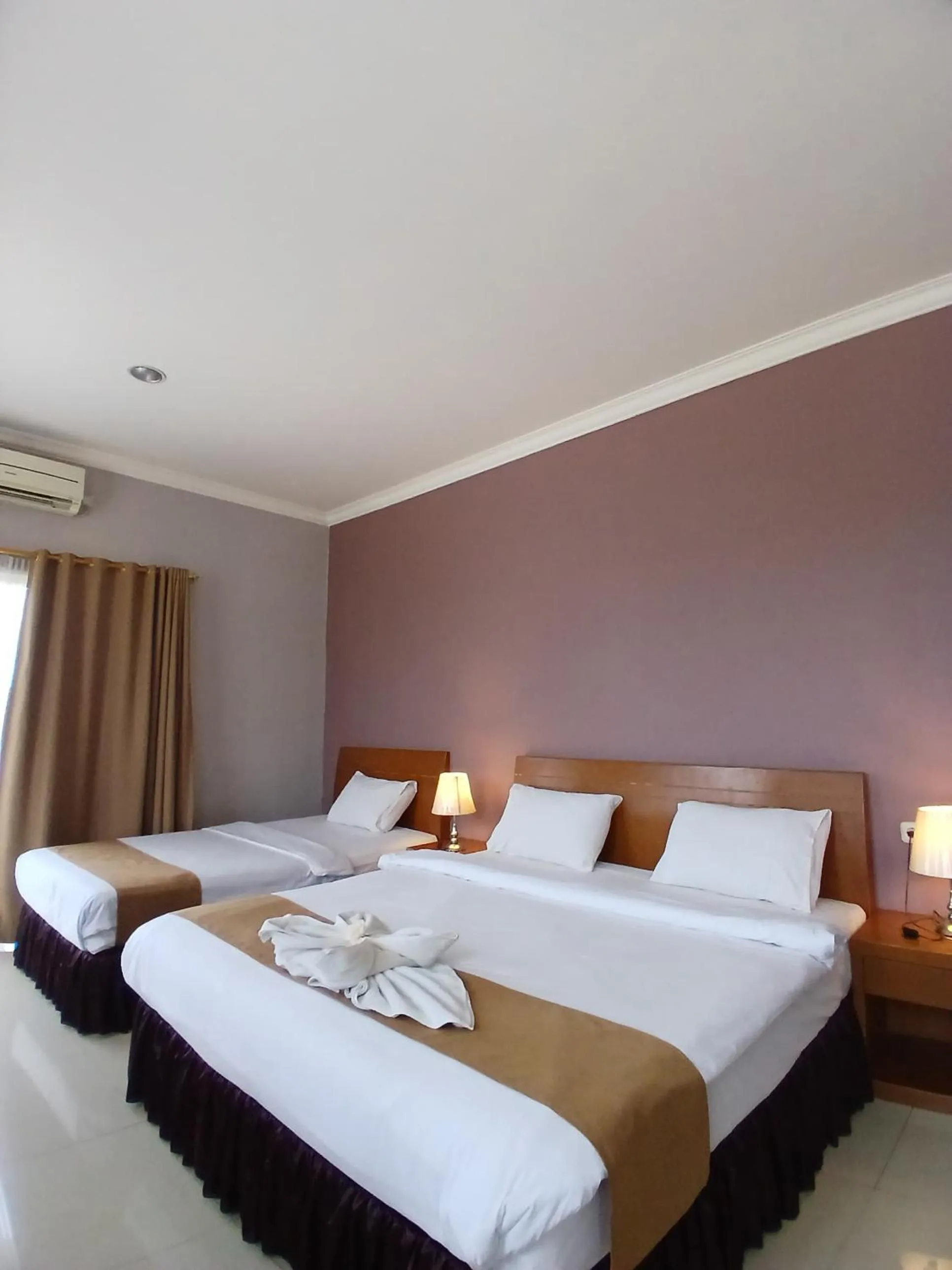 Bed in HOTEL & WISMA BINTANG JADAYAT