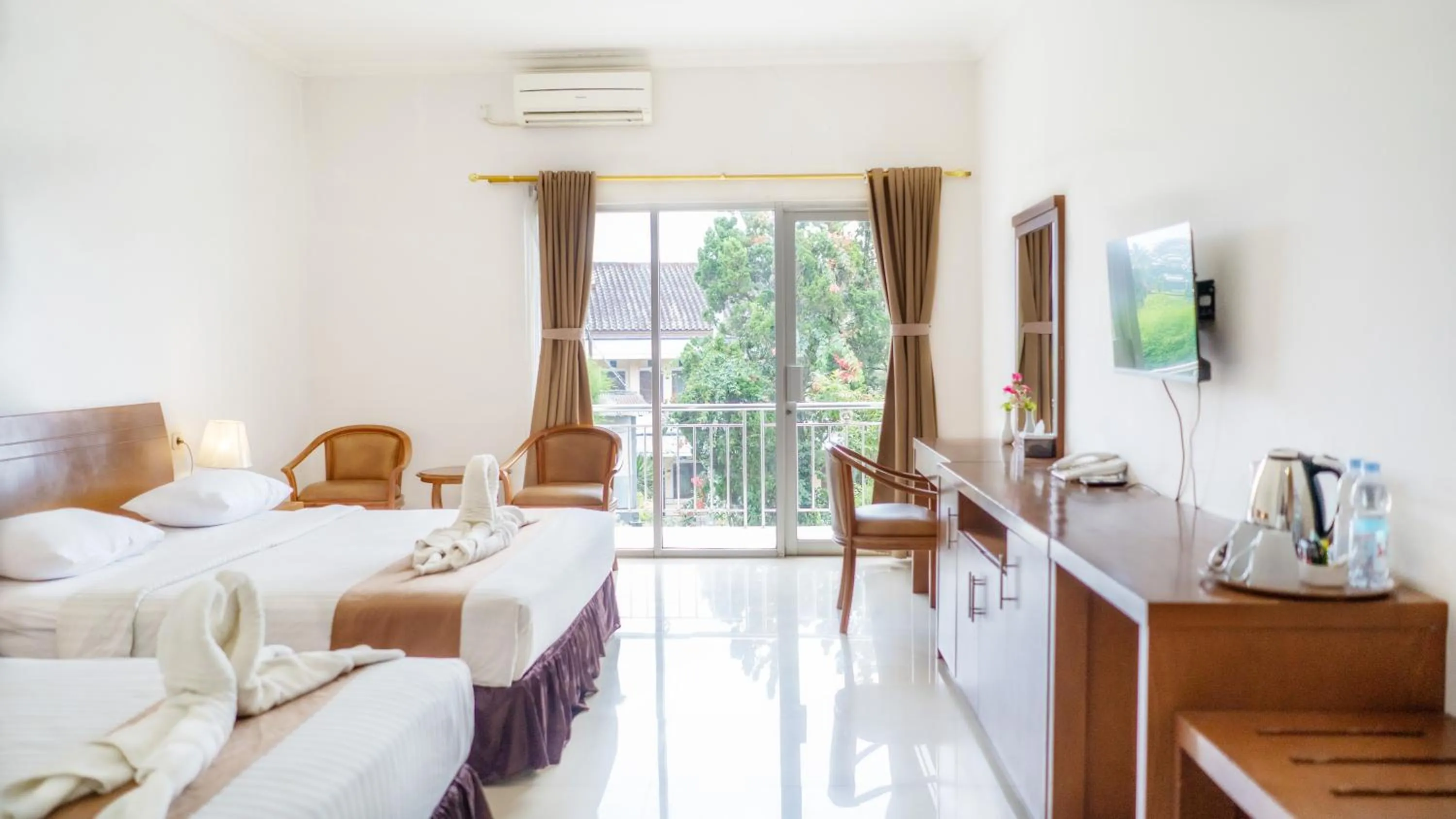 Bed in HOTEL & WISMA BINTANG JADAYAT