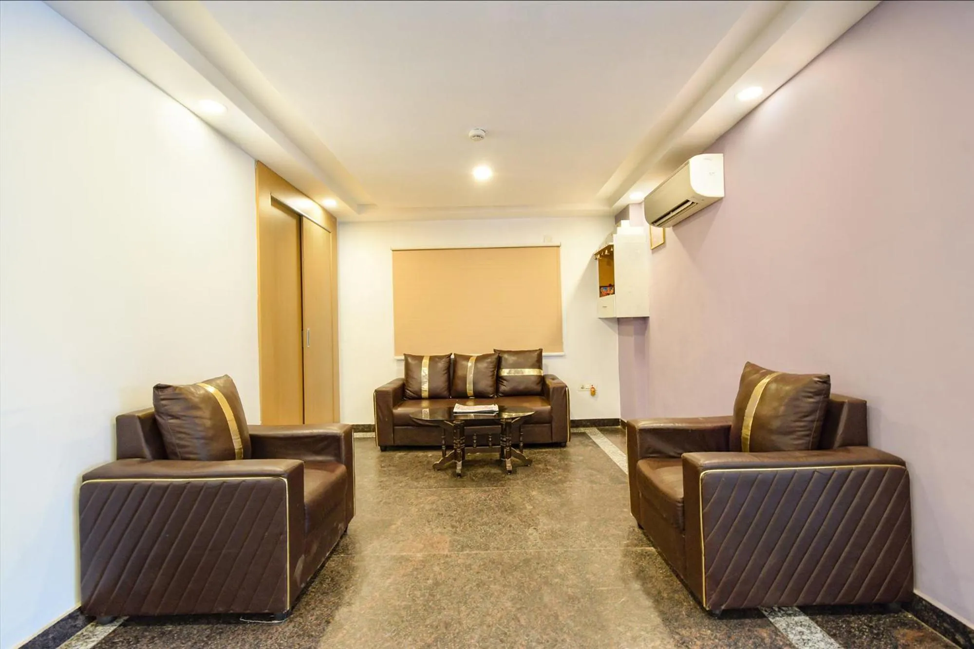 Seating area in Fabhotel Cinco Primera Nr LV Prasad, Banjara Hills