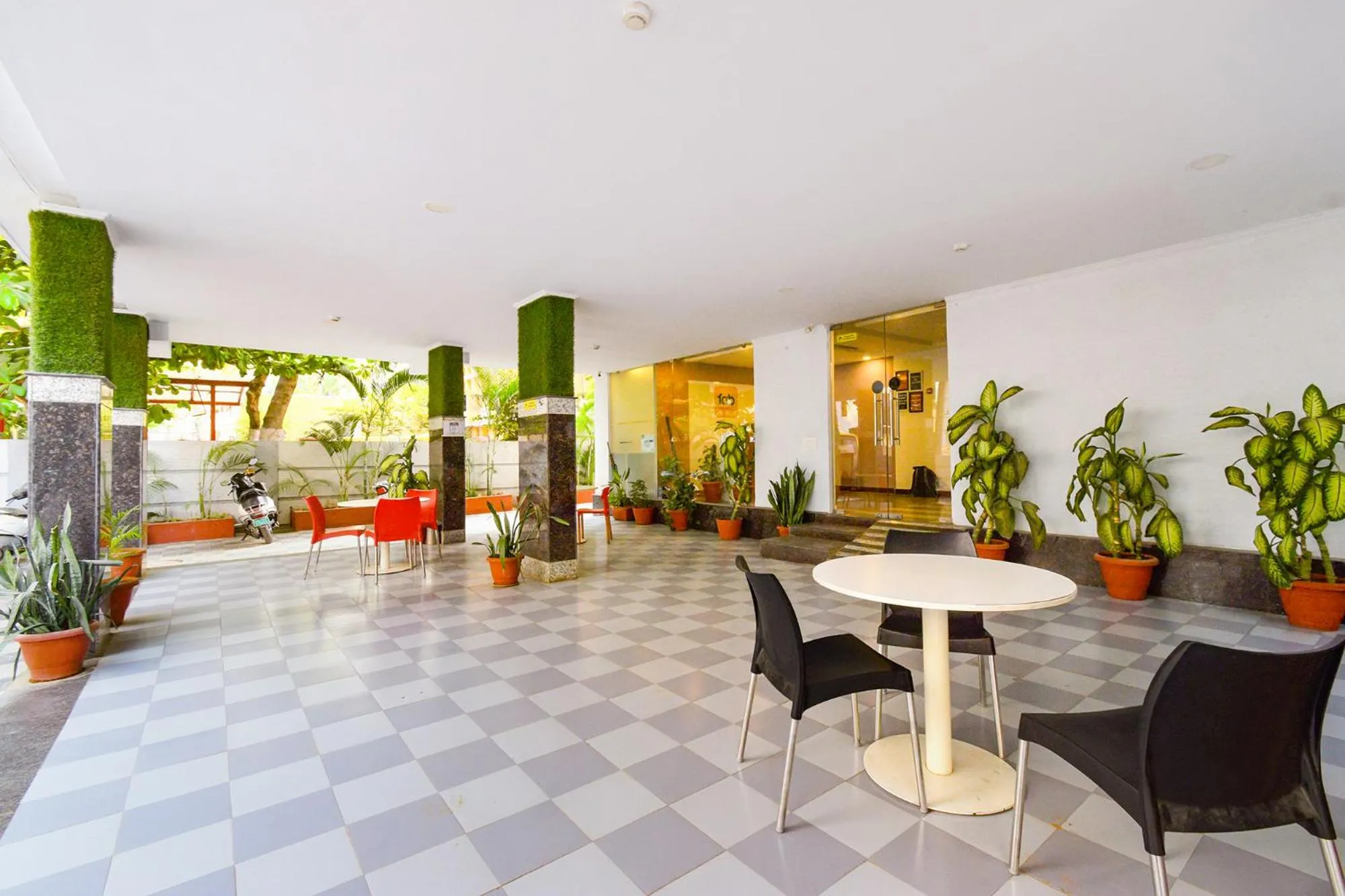 Seating area in Fabhotel Cinco Primera Nr LV Prasad, Banjara Hills