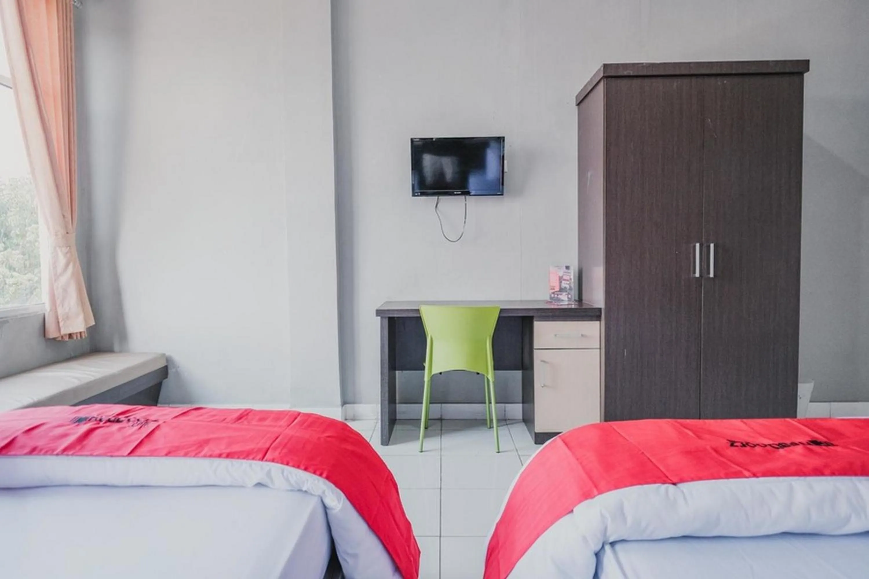 Twin Room in RedDoorz @ Jalan Hayam Wuruk Lampung 2