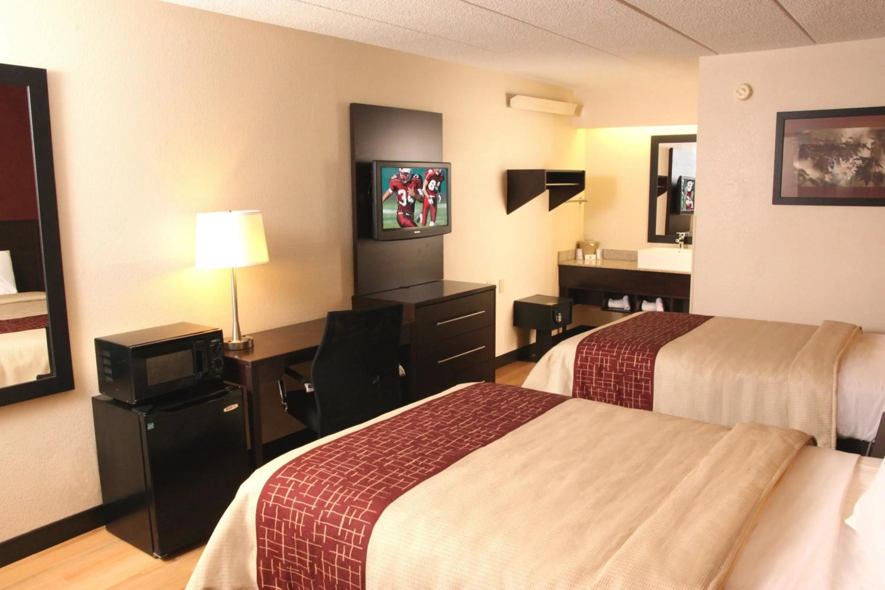Photo of the whole room, Bed in Red Roof Inn PLUS+ Philadelphia Airport