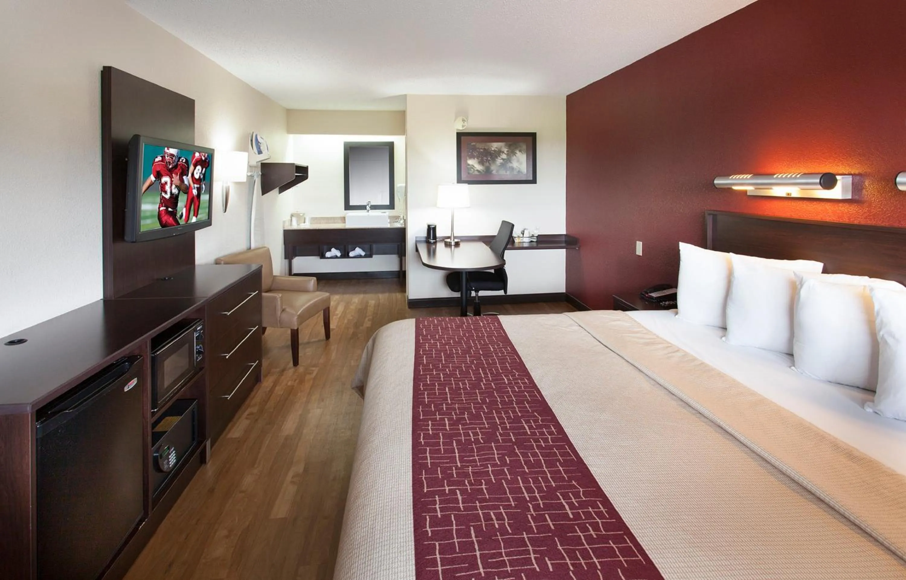 Photo of the whole room, Bed in Red Roof Inn PLUS+ Philadelphia Airport