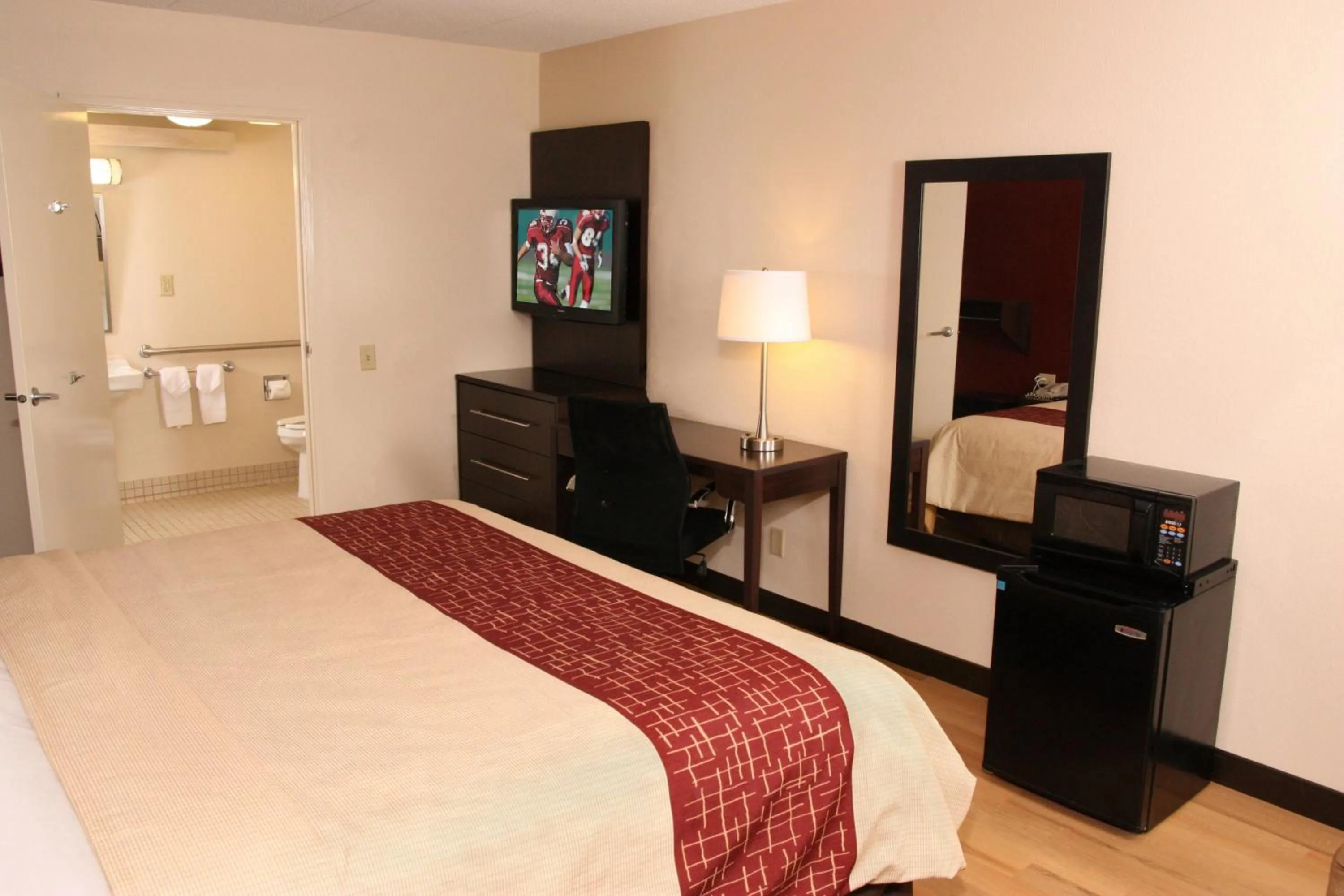 Photo of the whole room, Bed in Red Roof Inn PLUS+ Philadelphia Airport