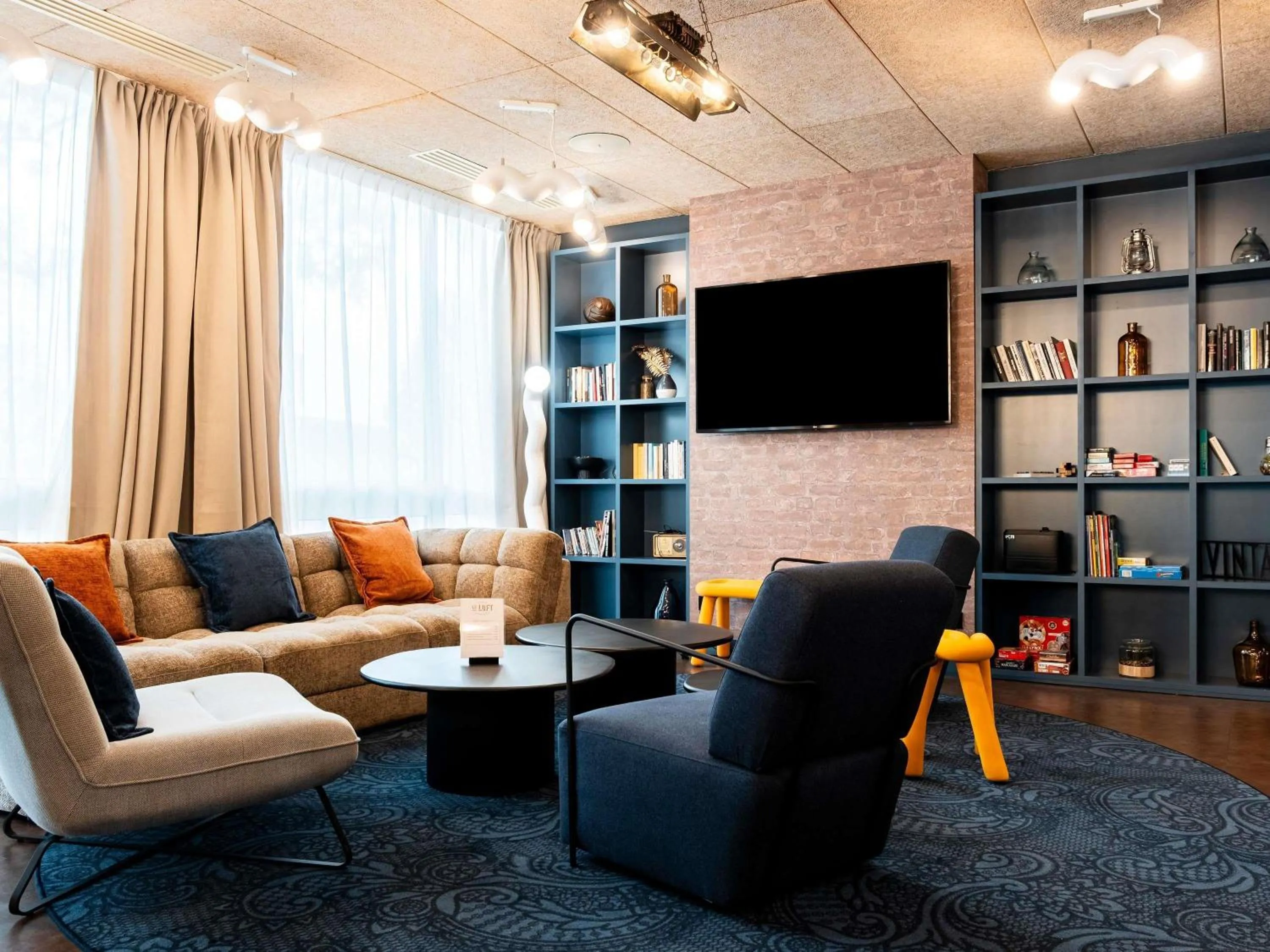 Communal lounge/ TV room in Ibis Styles Lyon Villeurbanne Parc de la Tête d'Or