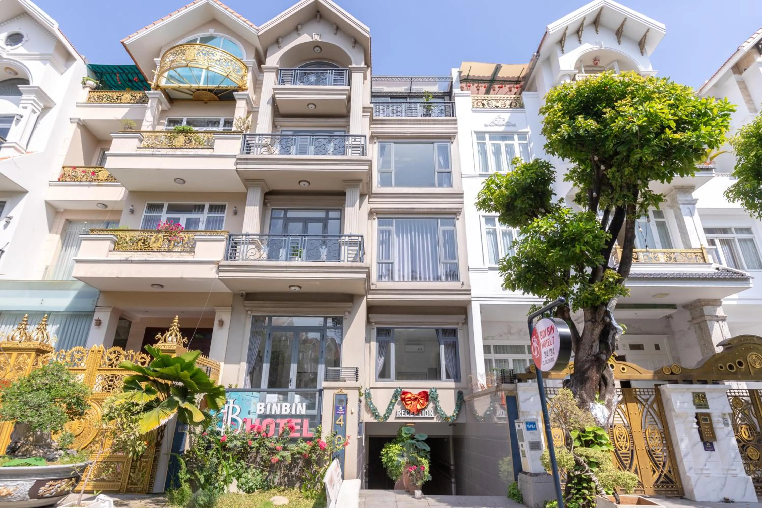 Property building in Bin Bin Hotel 7 - Near TON DUC THANG University