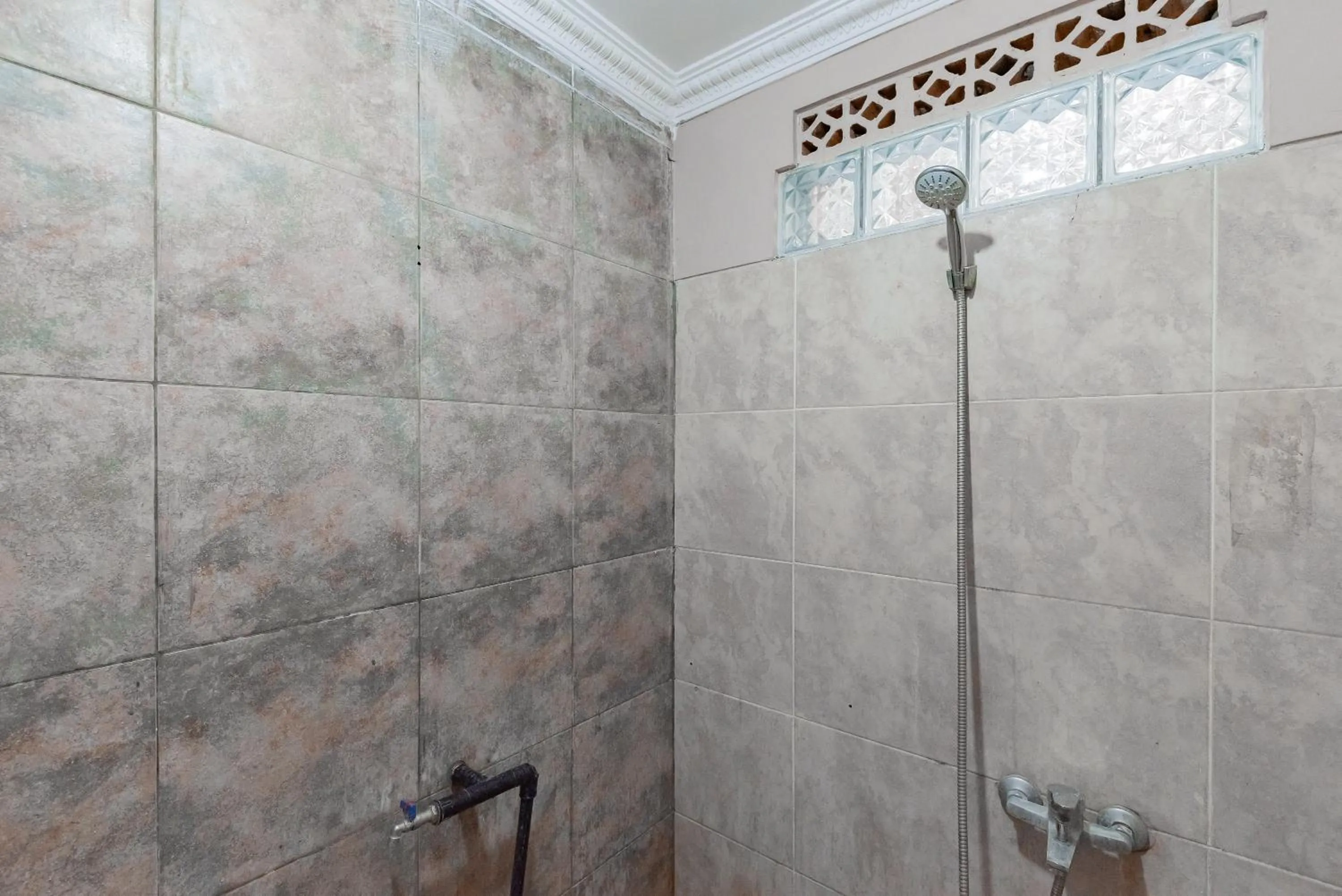 Shower in RedDoorz Syariah At Cibadak Sukabumi