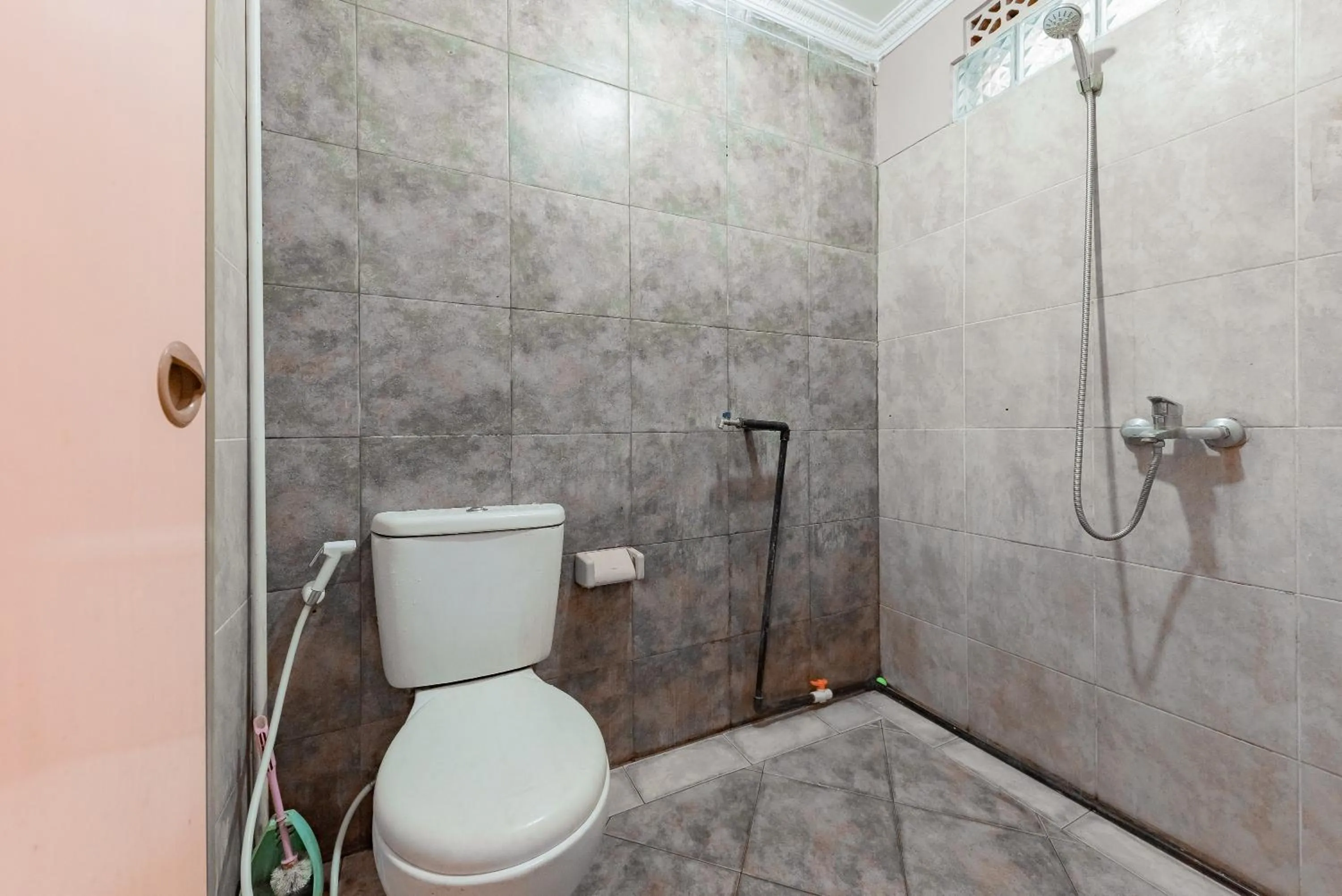 Shower in RedDoorz Syariah At Cibadak Sukabumi