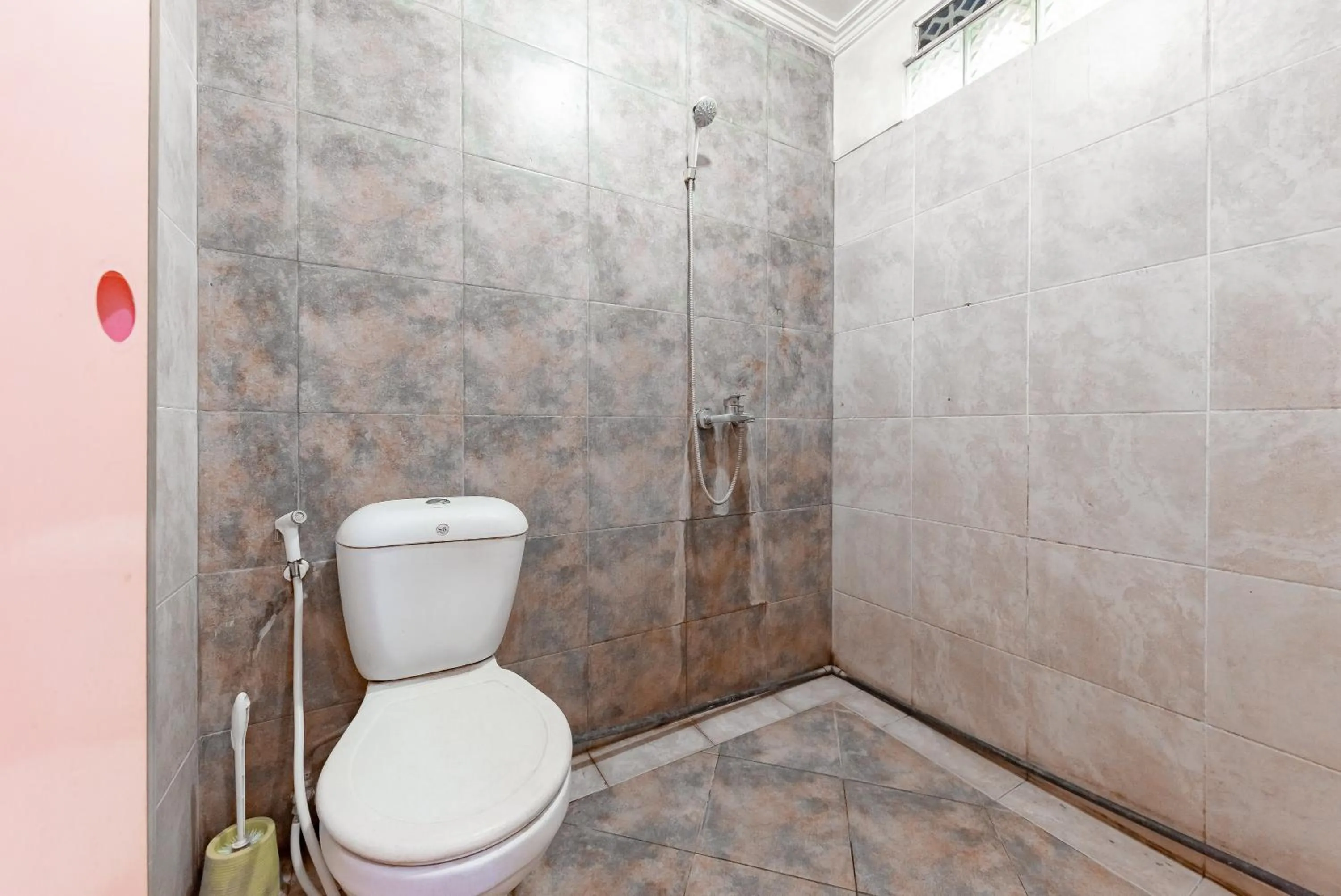 Shower in RedDoorz Syariah At Cibadak Sukabumi