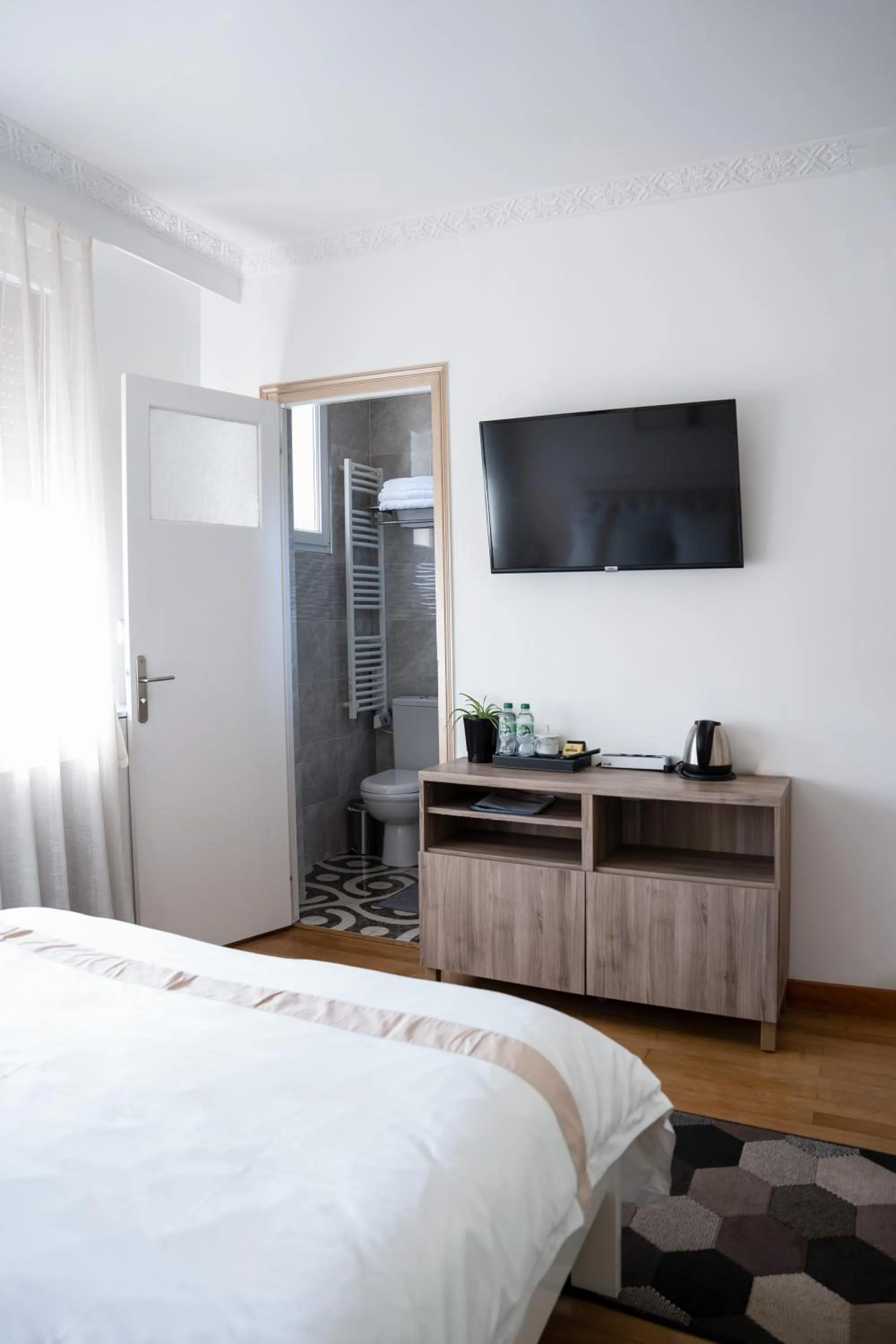 TV and multimedia, Bed in La Maison Charentonneau