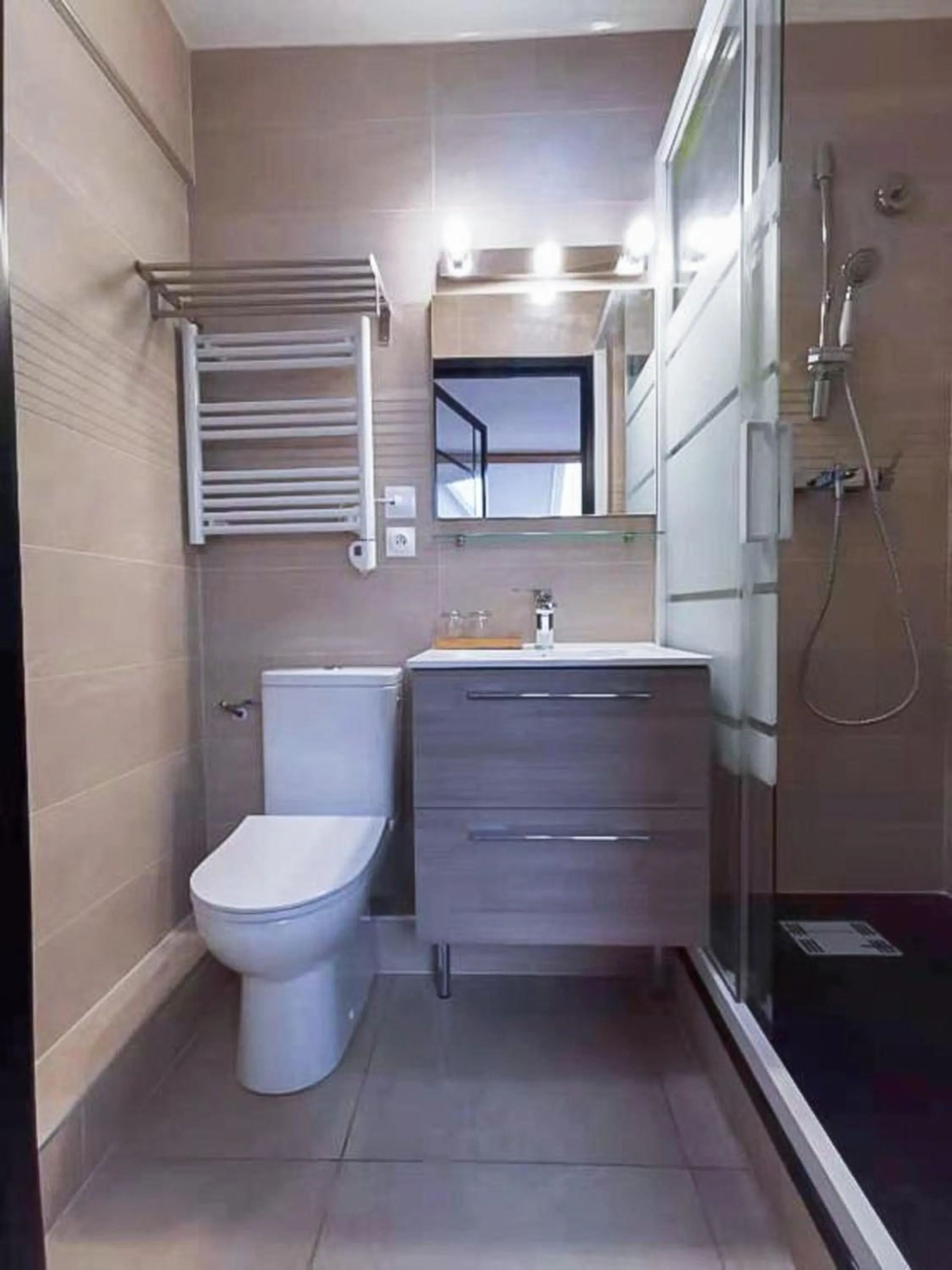 Toilet in La Maison Charentonneau