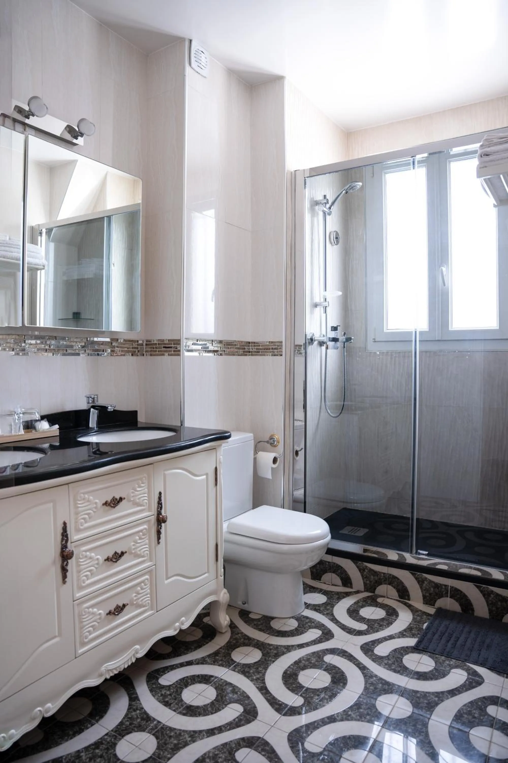 Bathroom in La Maison Charentonneau