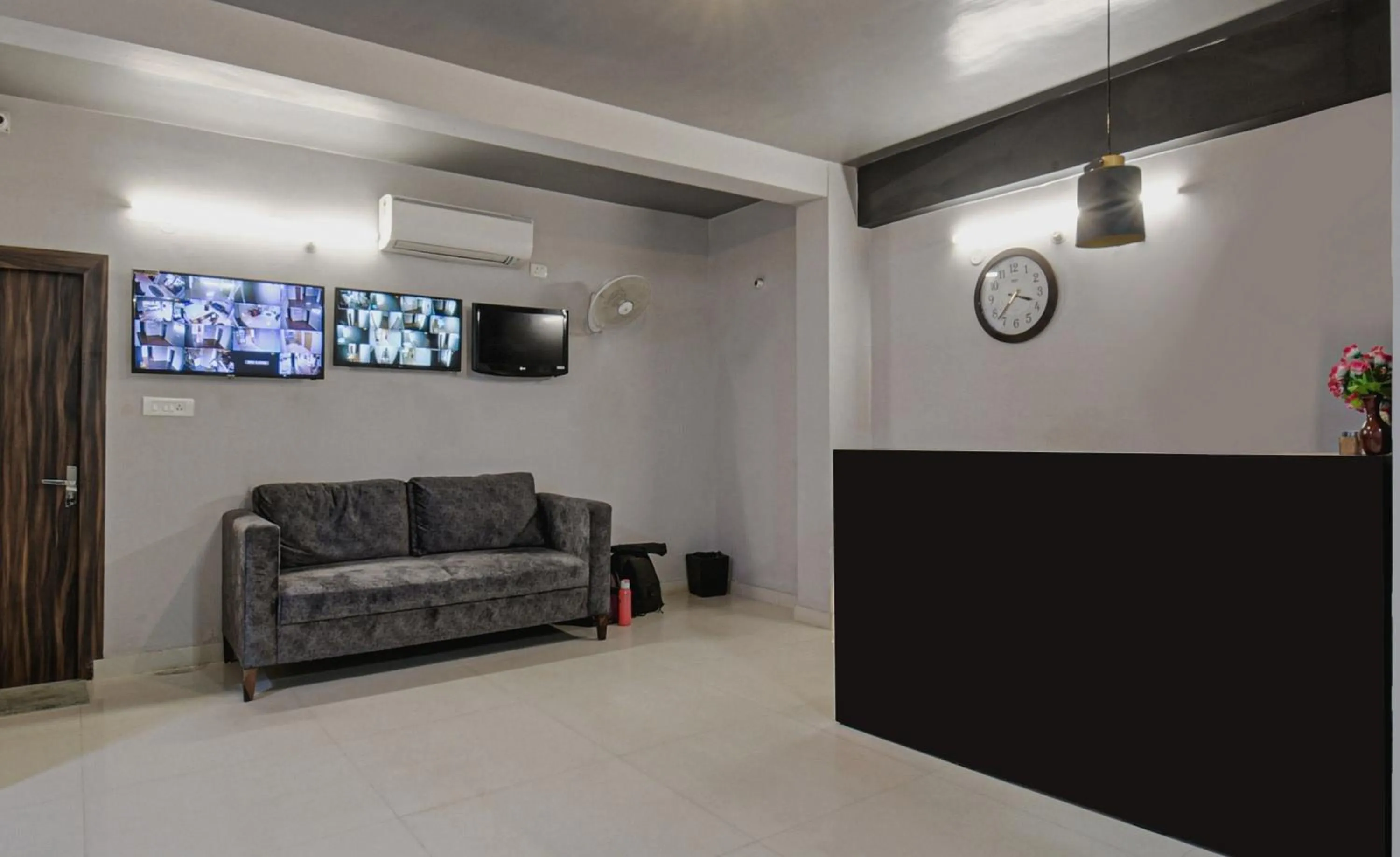 Lobby or reception in Super Townhouse Vidya Vihar