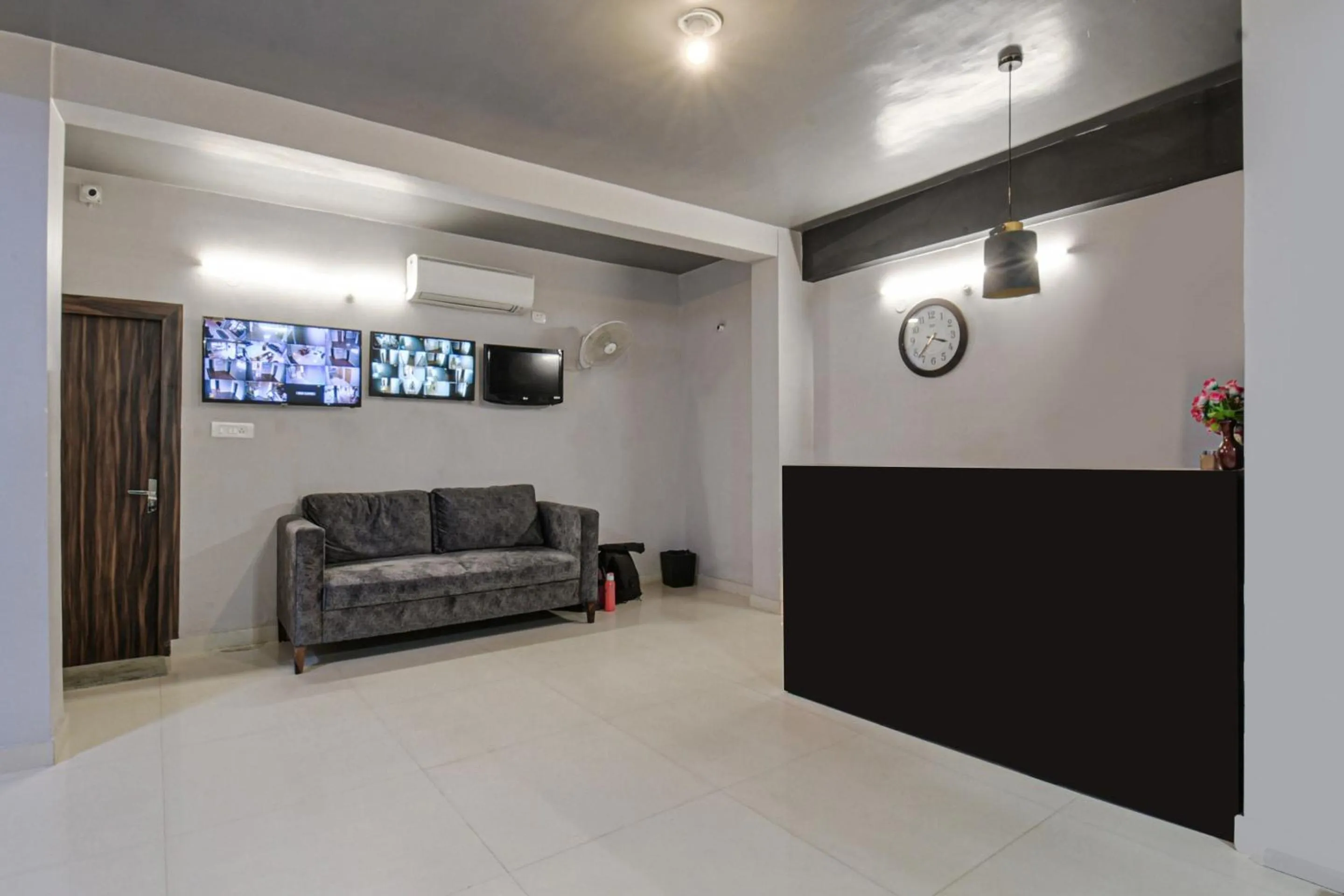 Lobby or reception in Super Townhouse Vidya Vihar