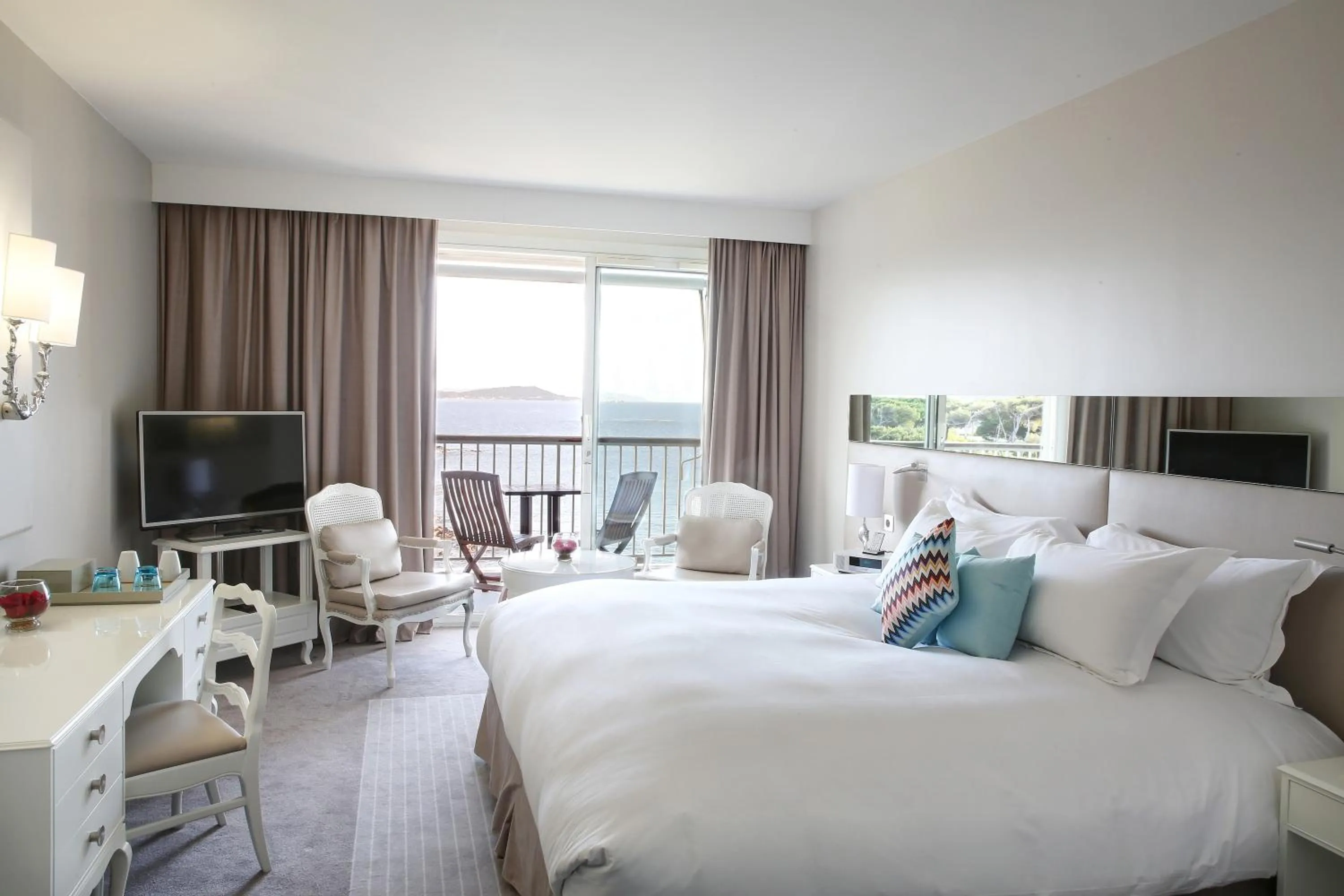 Photo of the whole room, Bed in Sofitel Golfe d'Ajaccio Thalassa Sea & Spa