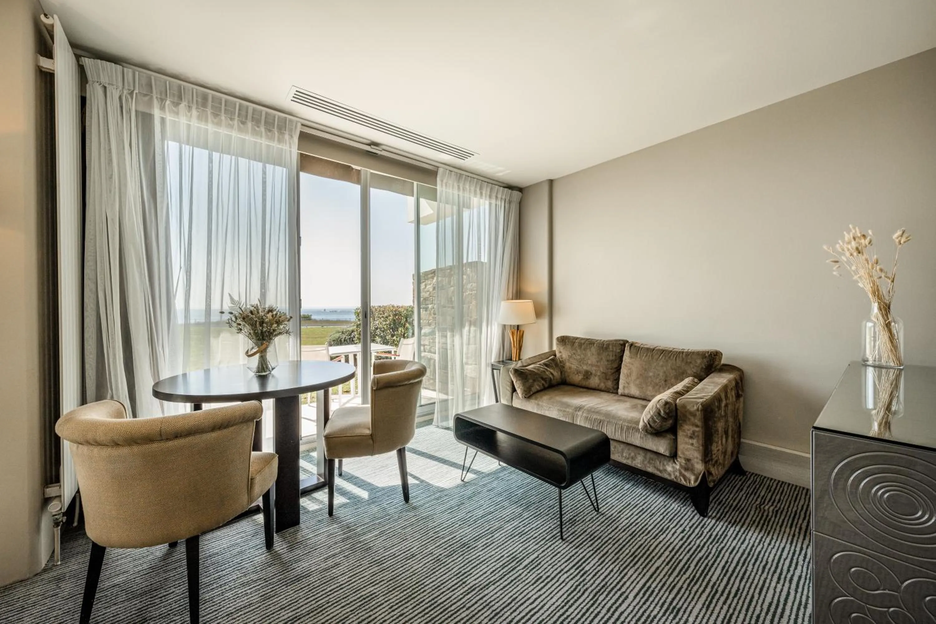 Seating area in Sofitel Quiberon Thalassa sea & spa