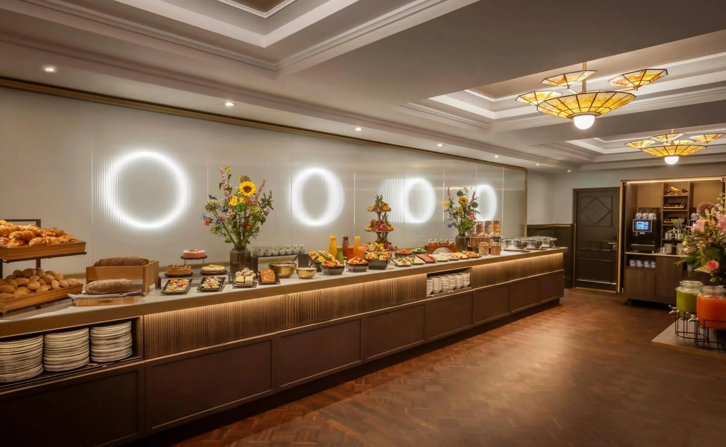 Food and drinks in Clayton Hotel Amsterdam American