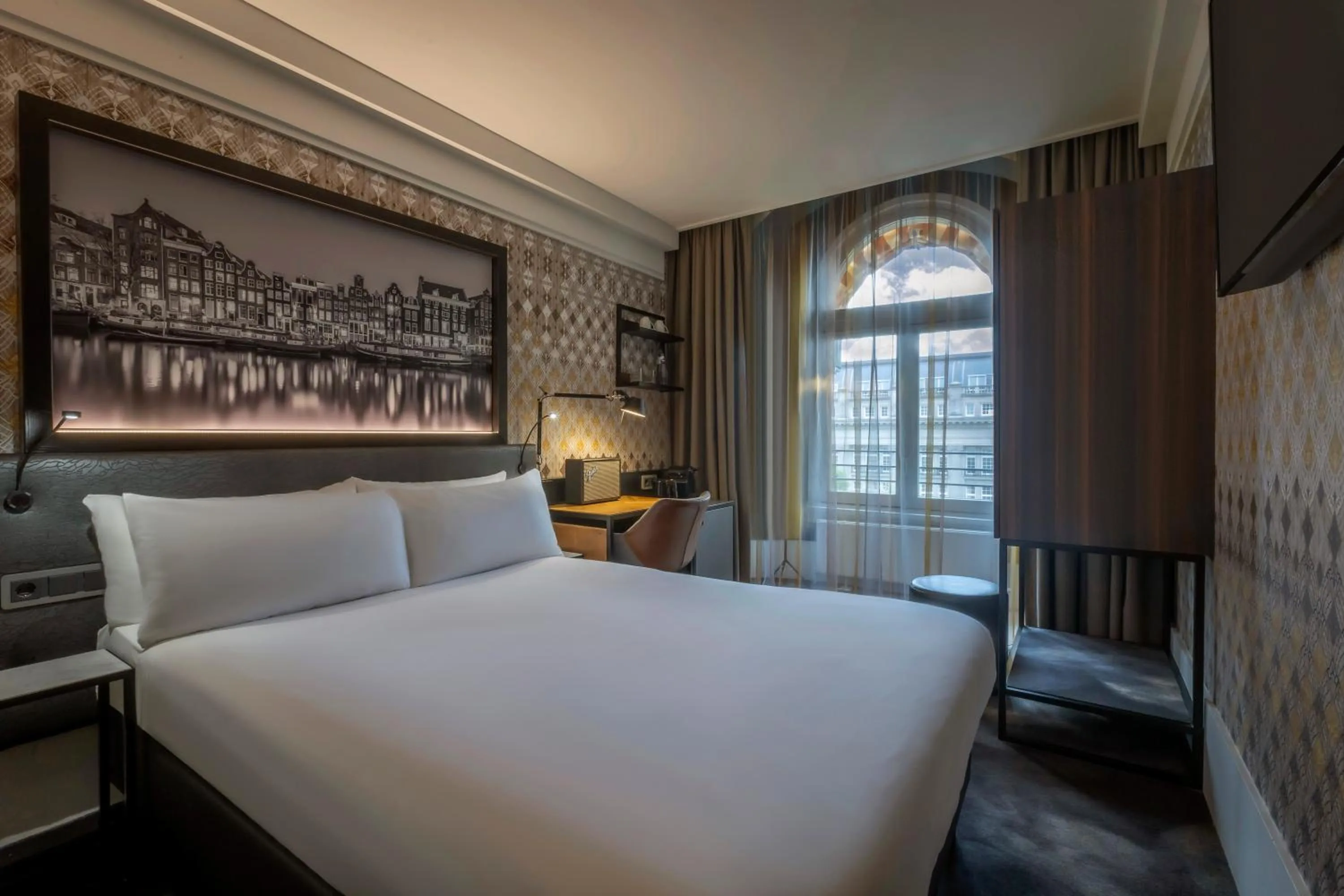 Bed in Clayton Hotel Amsterdam American