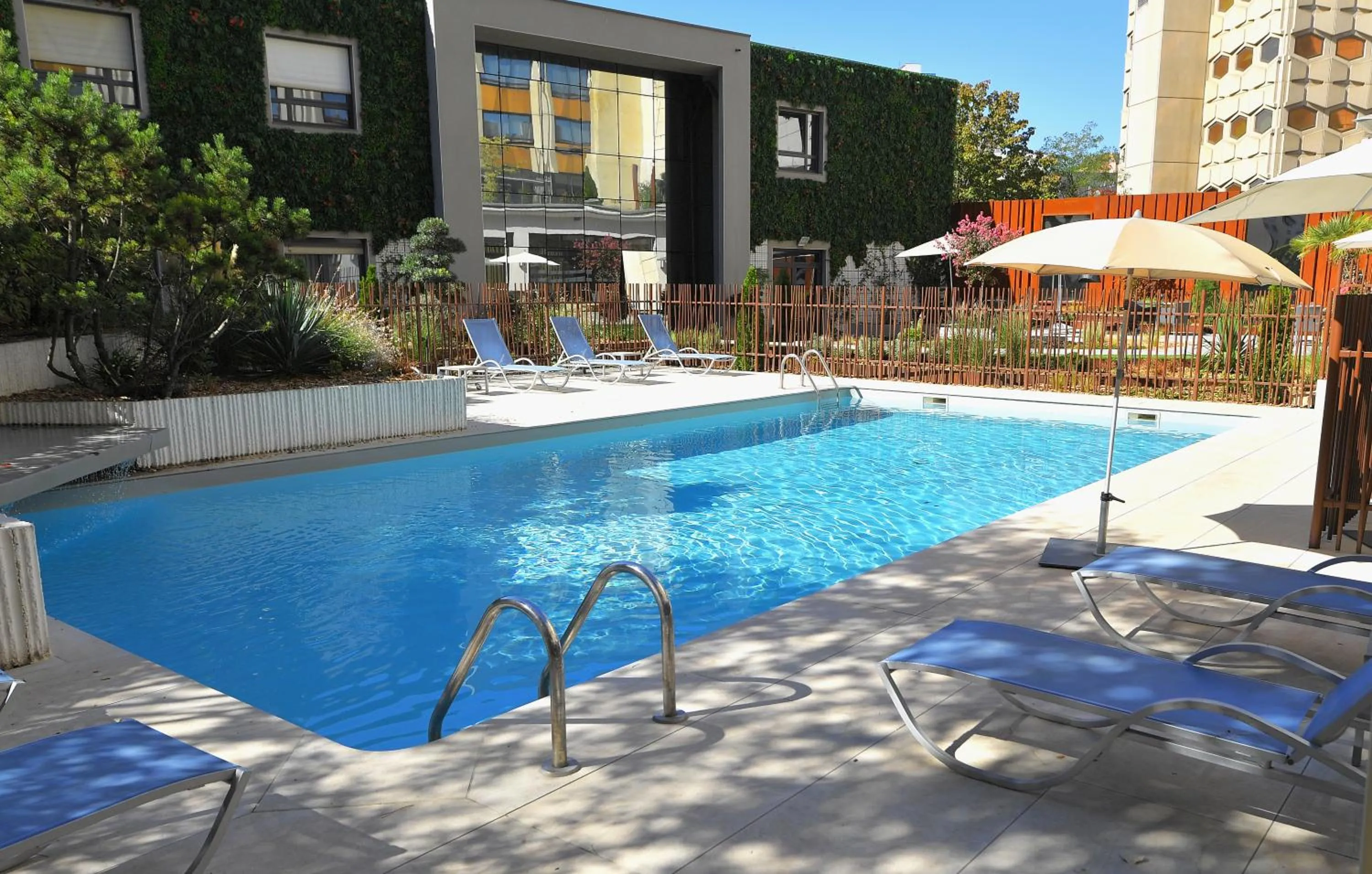 Swimming pool in Mercure Dijon Centre Clemenceau