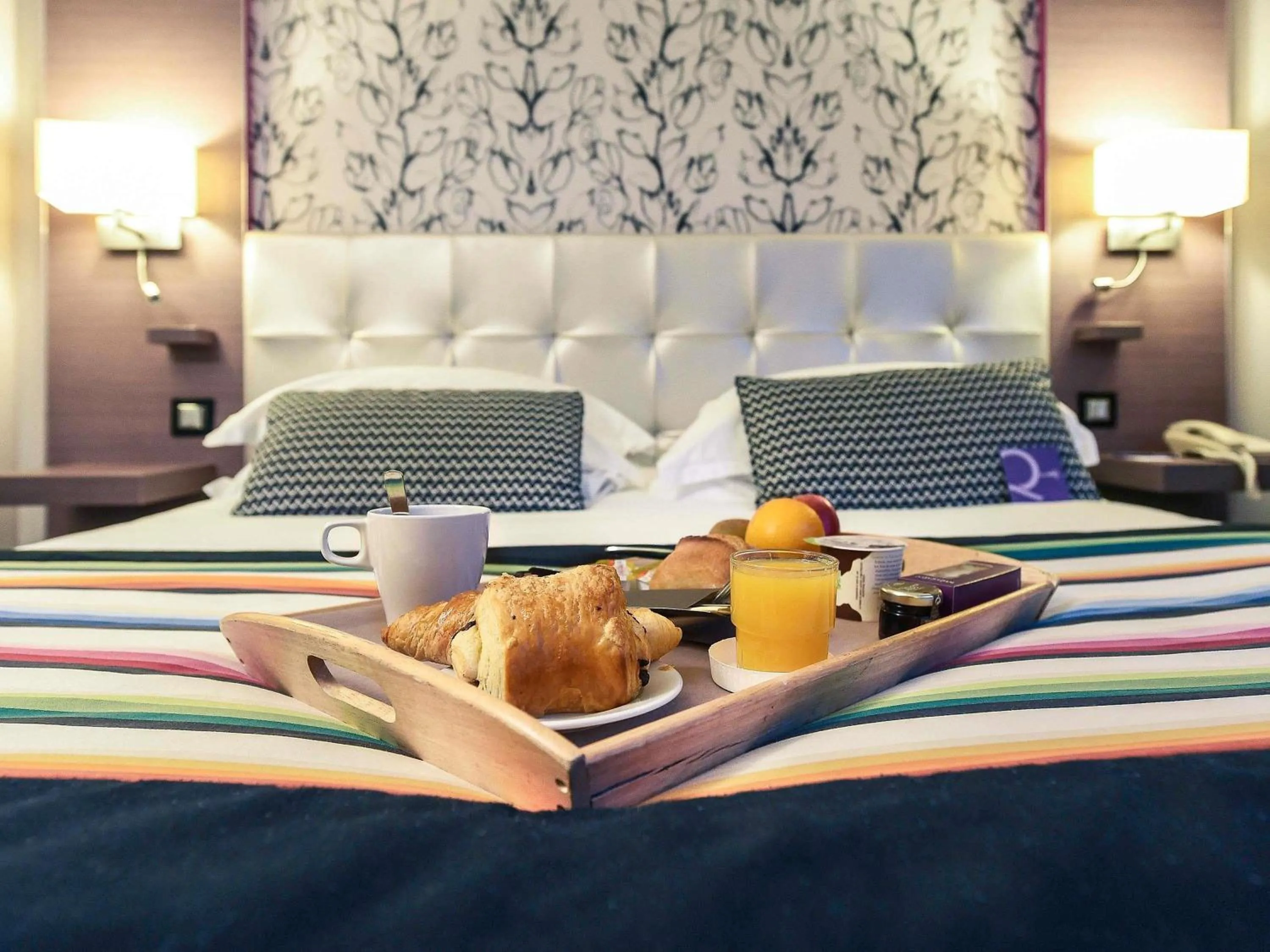 Bedroom, Bed in Mercure Dijon Centre Clemenceau