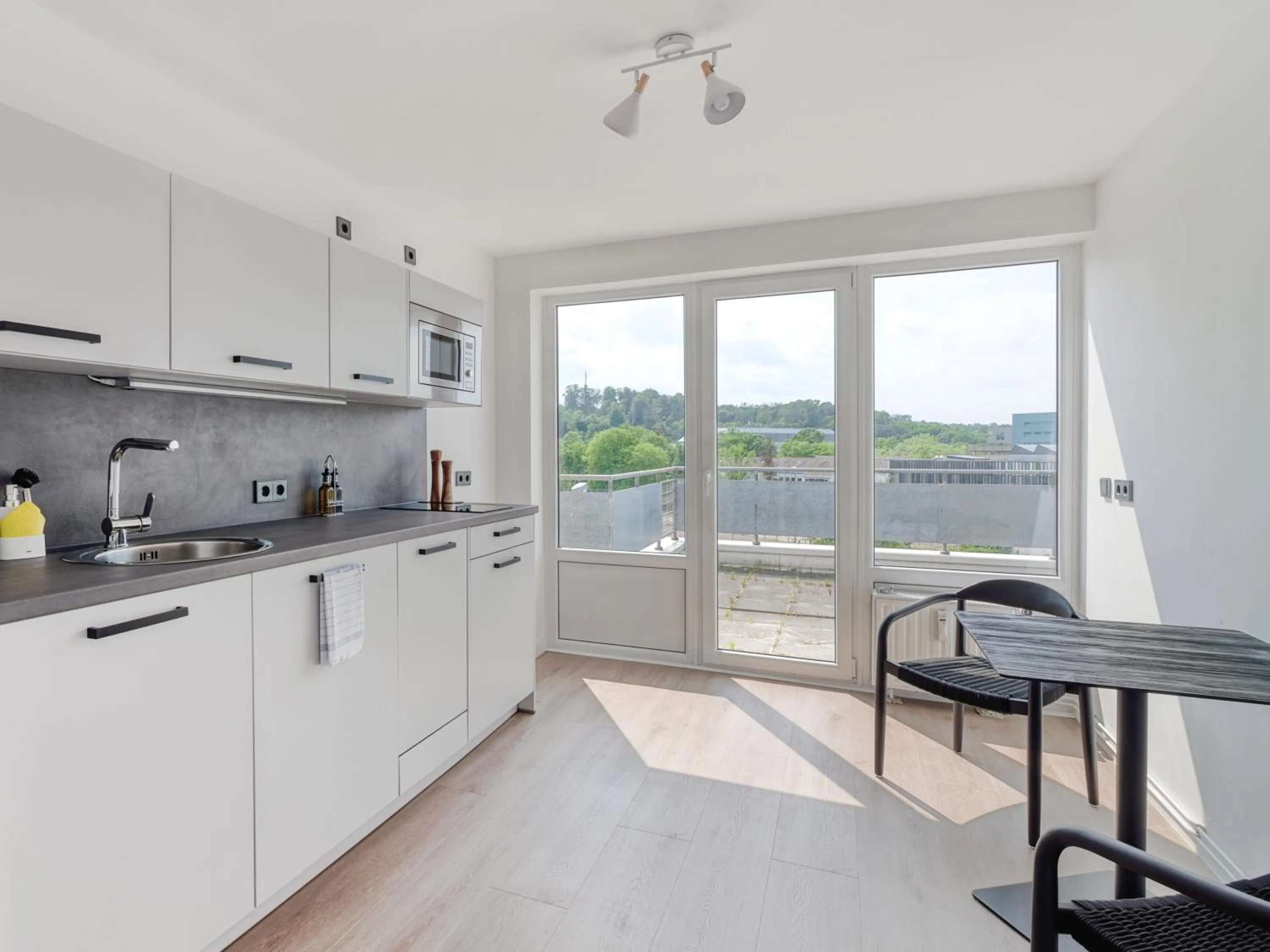 Kitchen or kitchenette in Limehome Wolfsburg Porschestraße