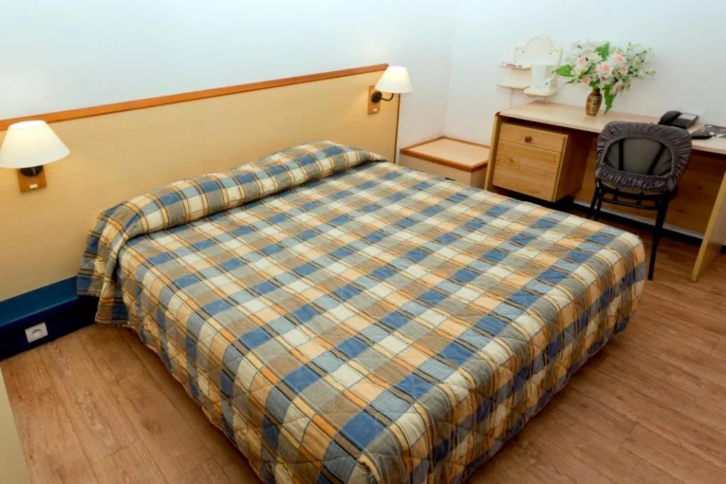 Photo of the whole room in Hipotel Paris Marne La Vallée