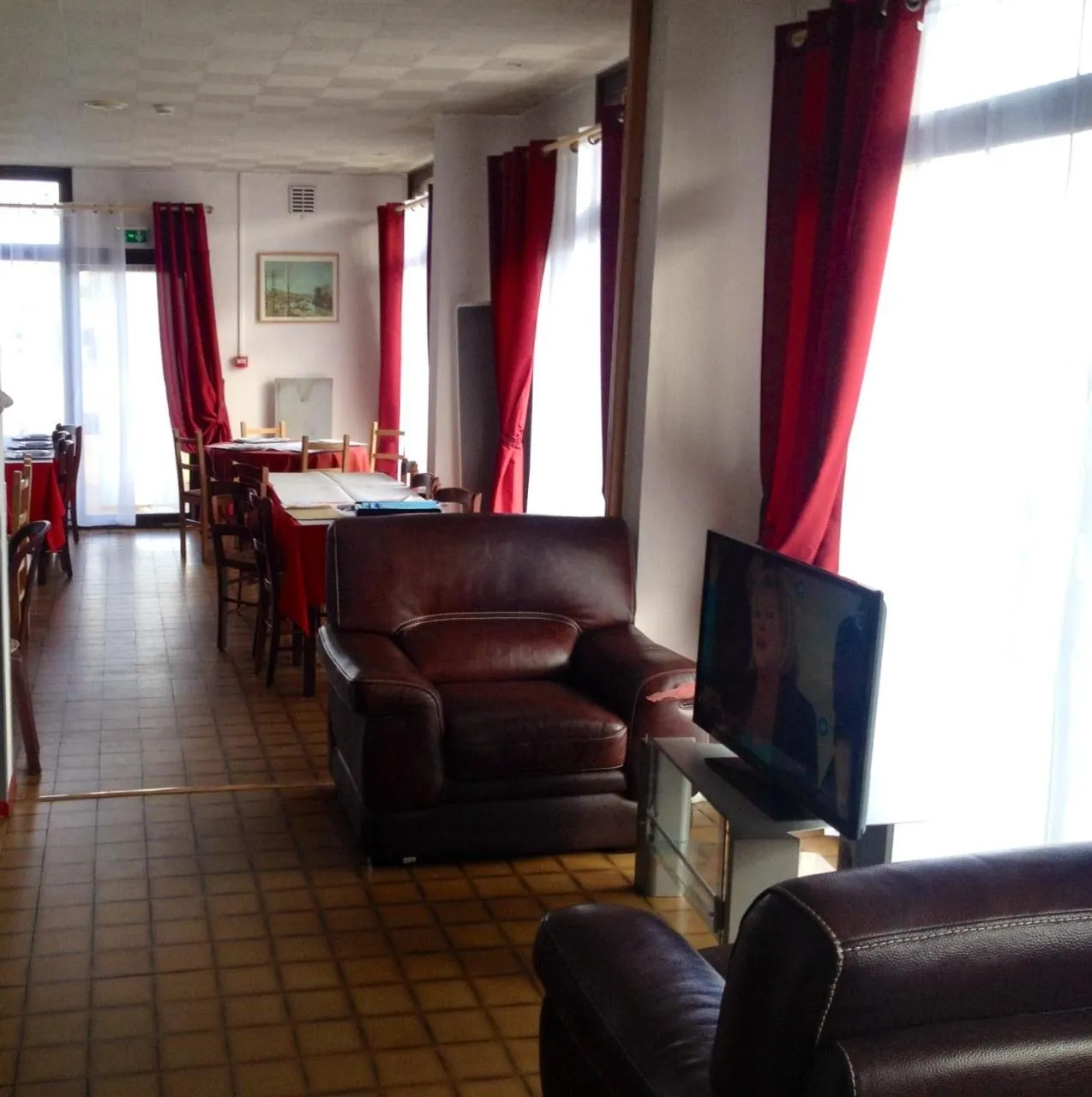 Communal lounge/ TV room in Hipotel Paris Marne La Vallée