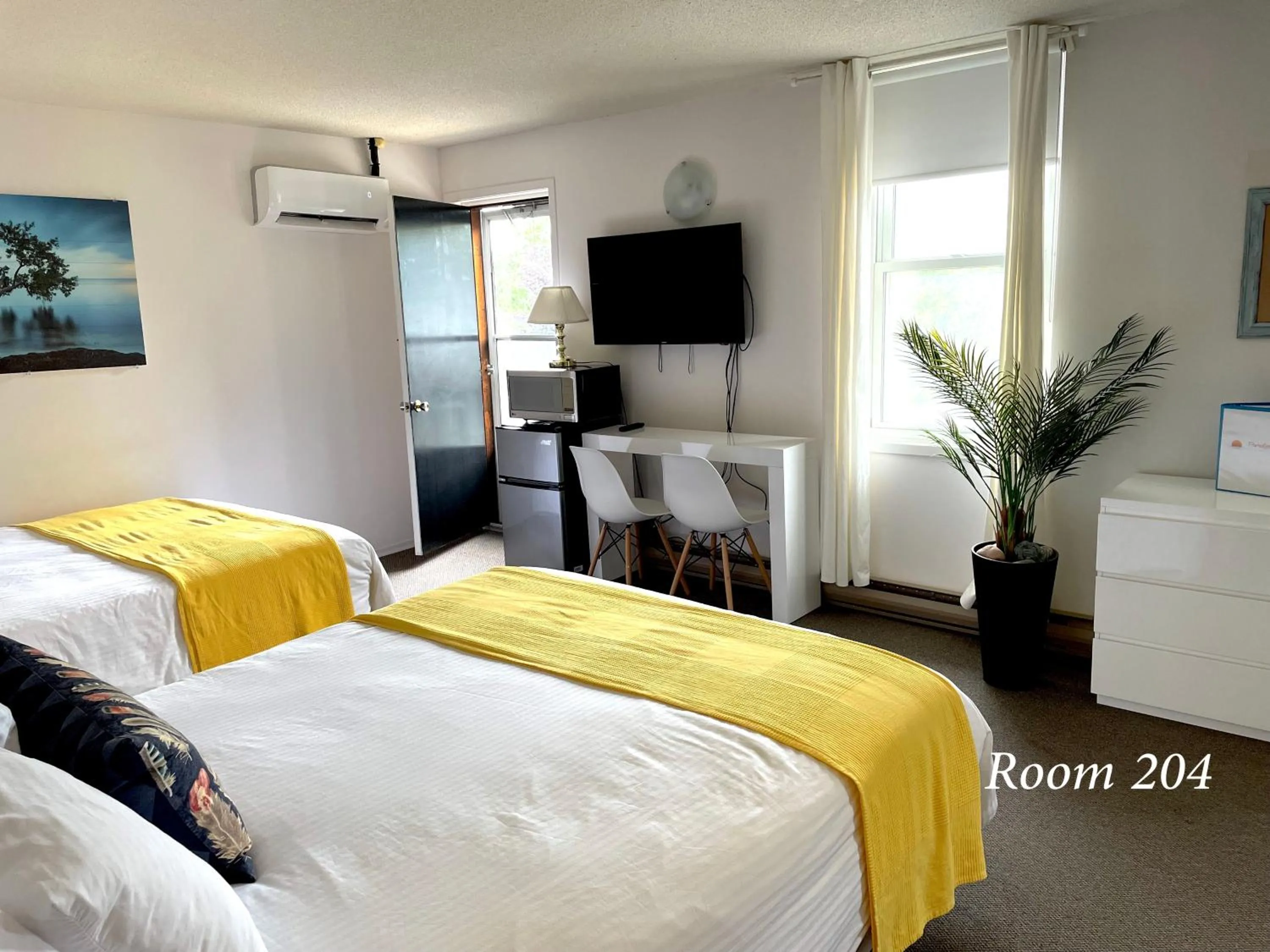 Bed in Paradise Inn On the Beach