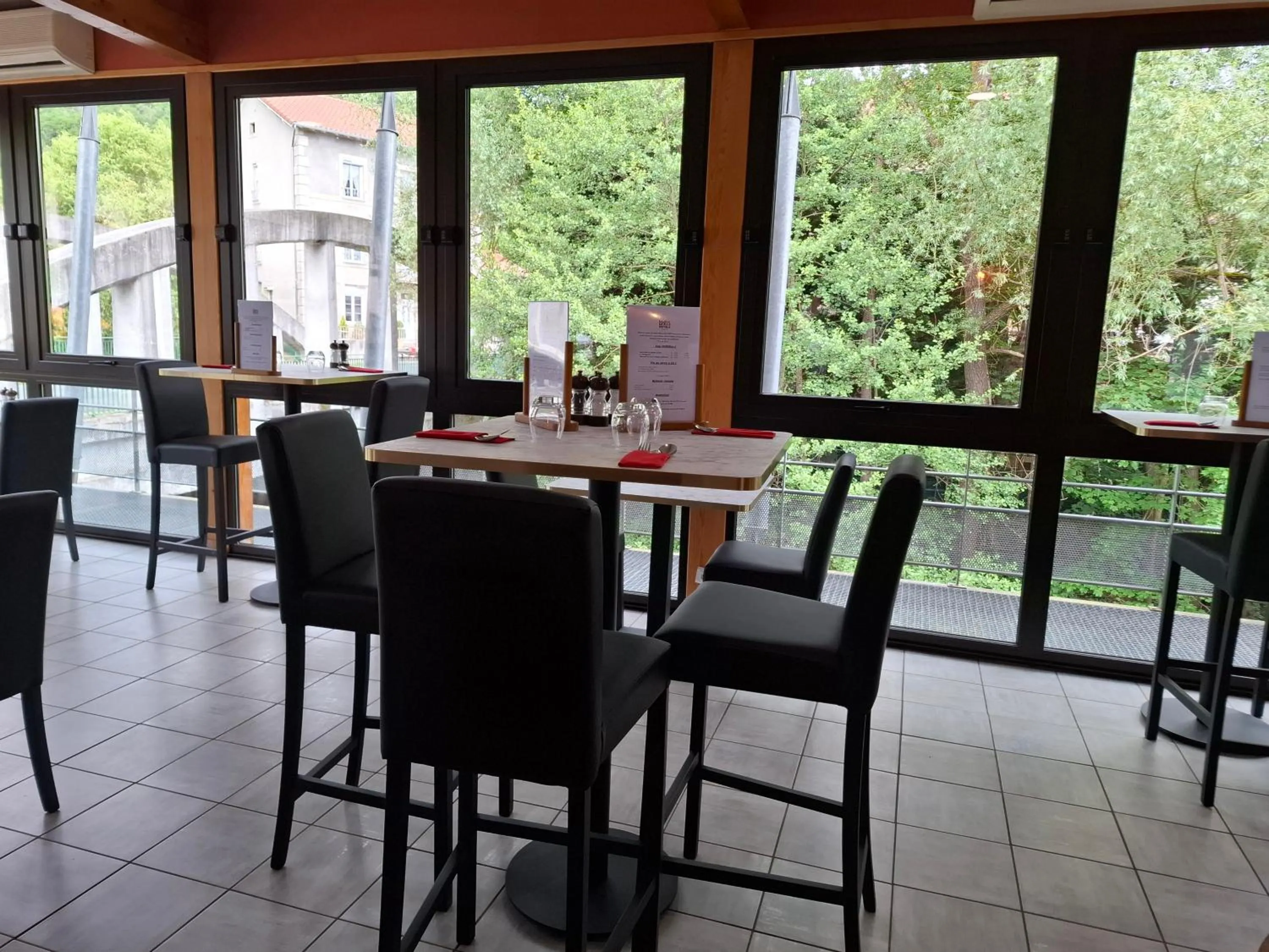 Restaurant/places to eat in Logis Hotel Restaurant Auberge Les Rives de l'Arzon