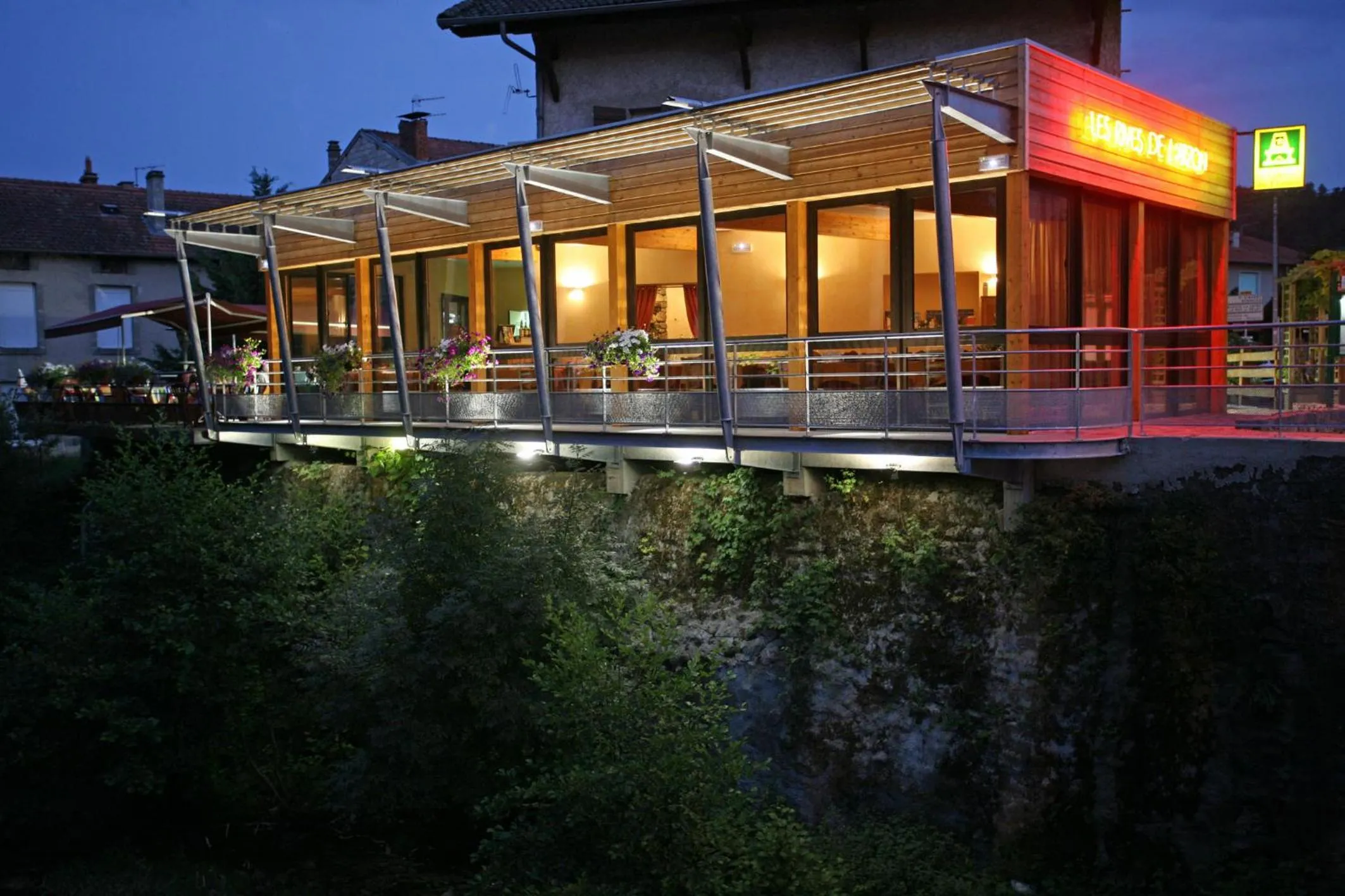 Restaurant/places to eat in Logis Hotel Restaurant Auberge Les Rives de l'Arzon