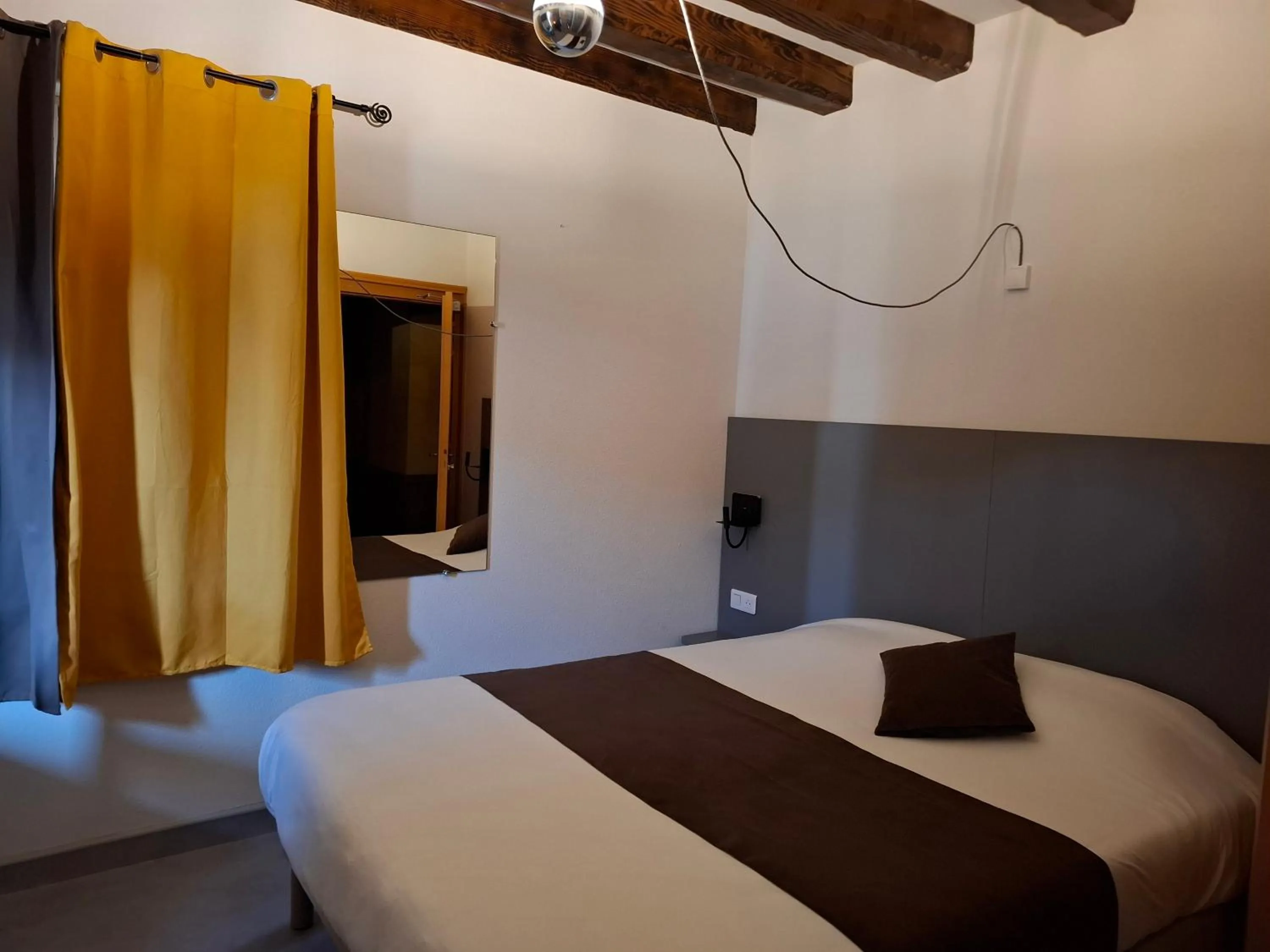 Property building, Bed in Logis Hotel Restaurant Auberge Les Rives de l'Arzon