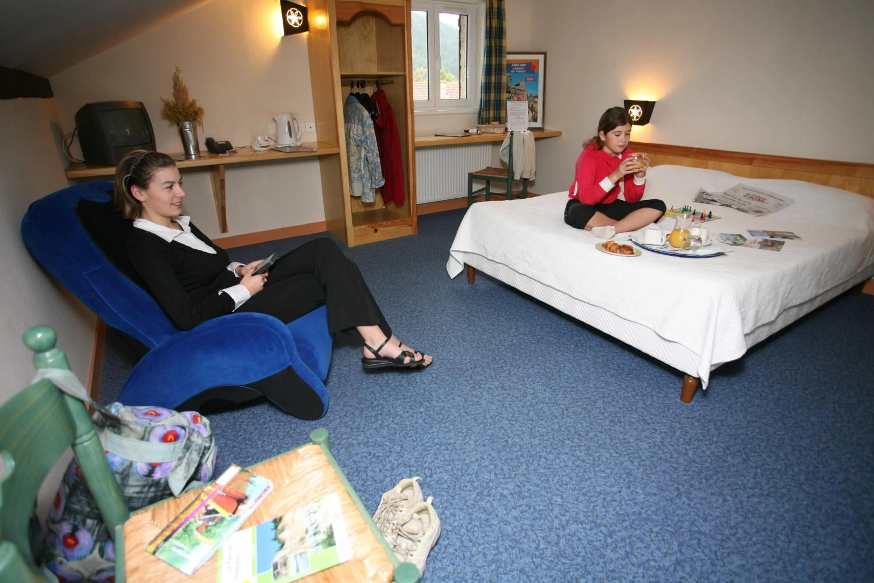 Photo of the whole room, Bed in Logis Hotel Restaurant Auberge Les Rives de l'Arzon