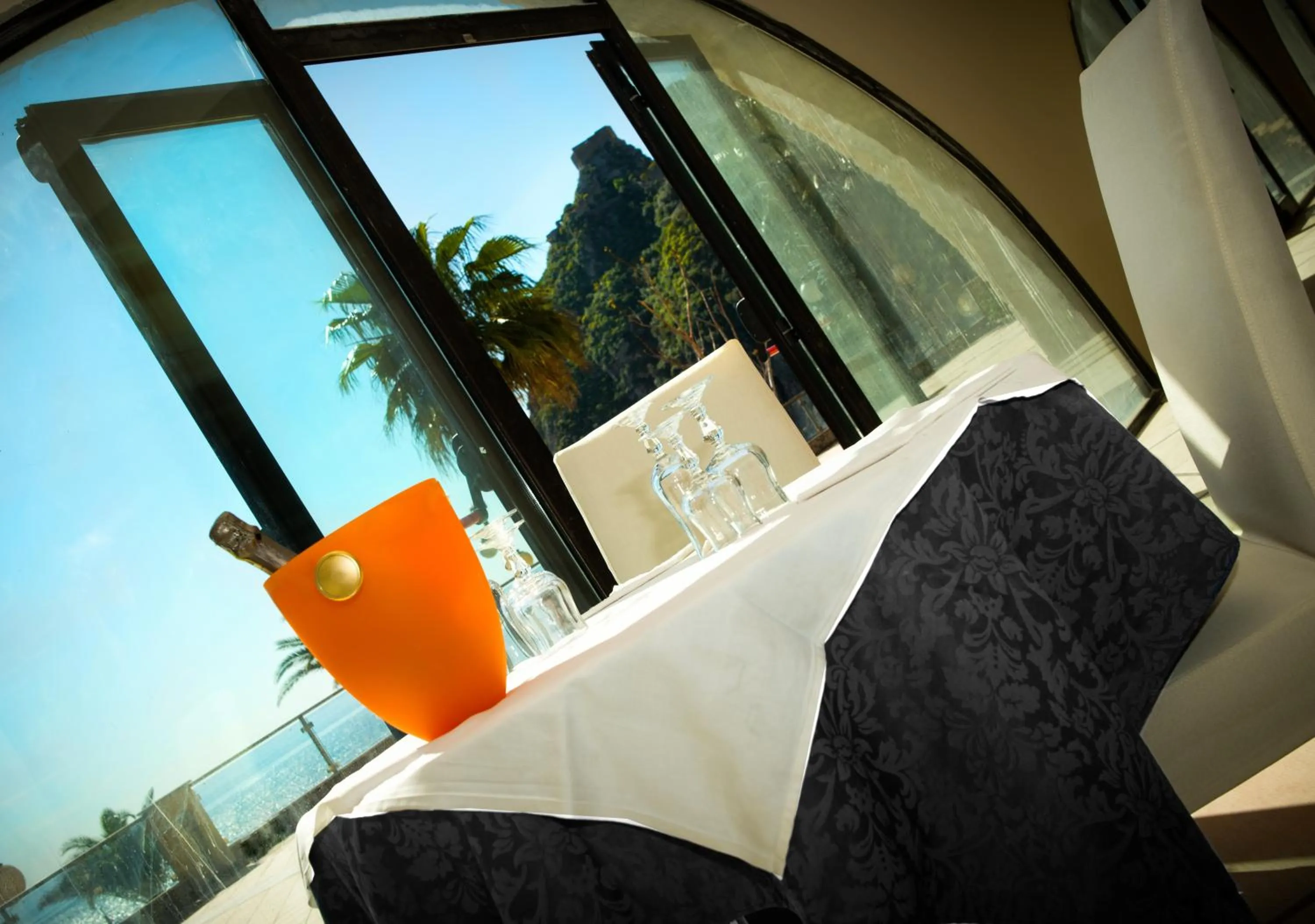 Restaurant/places to eat in Elihotel