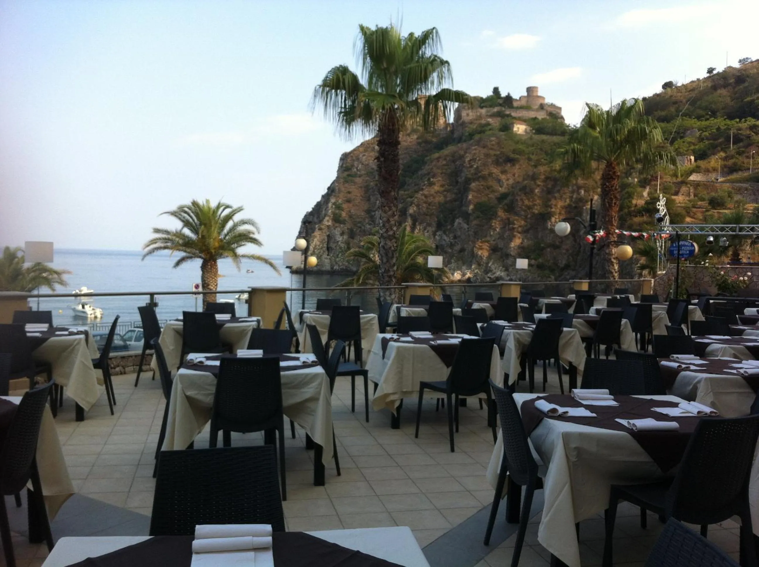 Restaurant/places to eat in Elihotel